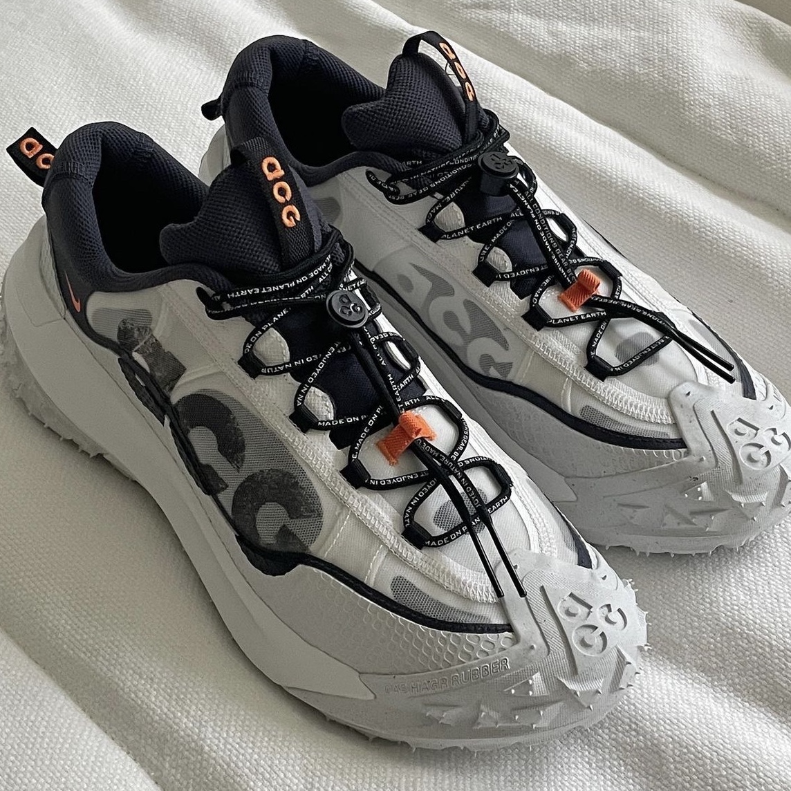Nike ACG Mountain Fly 2 Low Summit White and Bright Mandarin, Balenciaga Arena Lambskin Aged Silver Hardware Le Cagole XS Flap Bag Black 착용 스타일 - 2