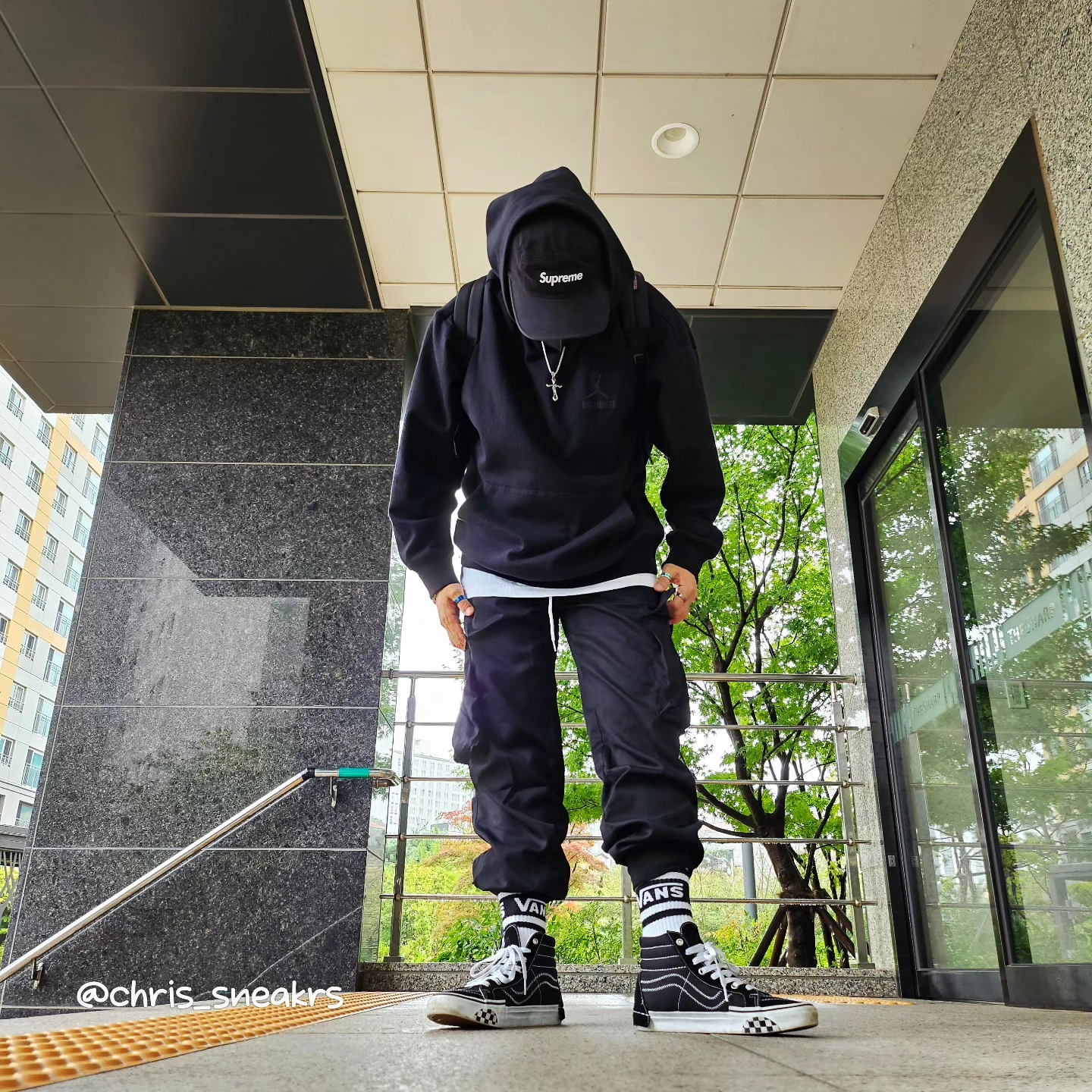 Vans Sk8-Hi Reissue Cap Black, Jordan x A Ma Maniere Jacquard Hoodie Black - Asia 착용 스타일 - 5