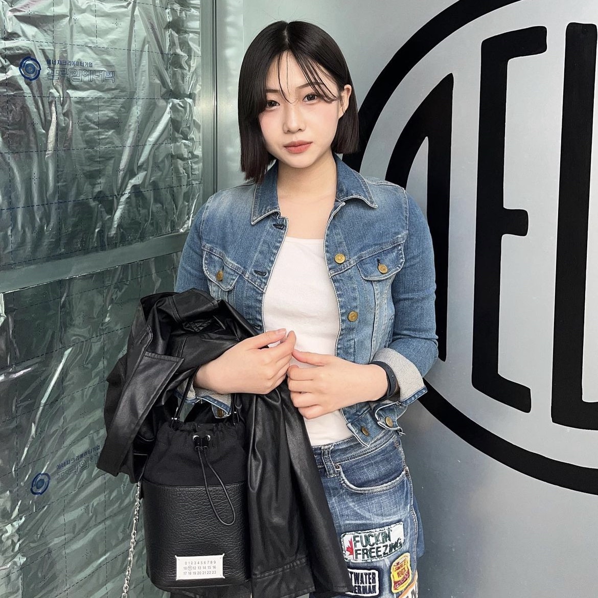Maison Margiela 5AC Bucket Bag Black 착용 스타일 - 1