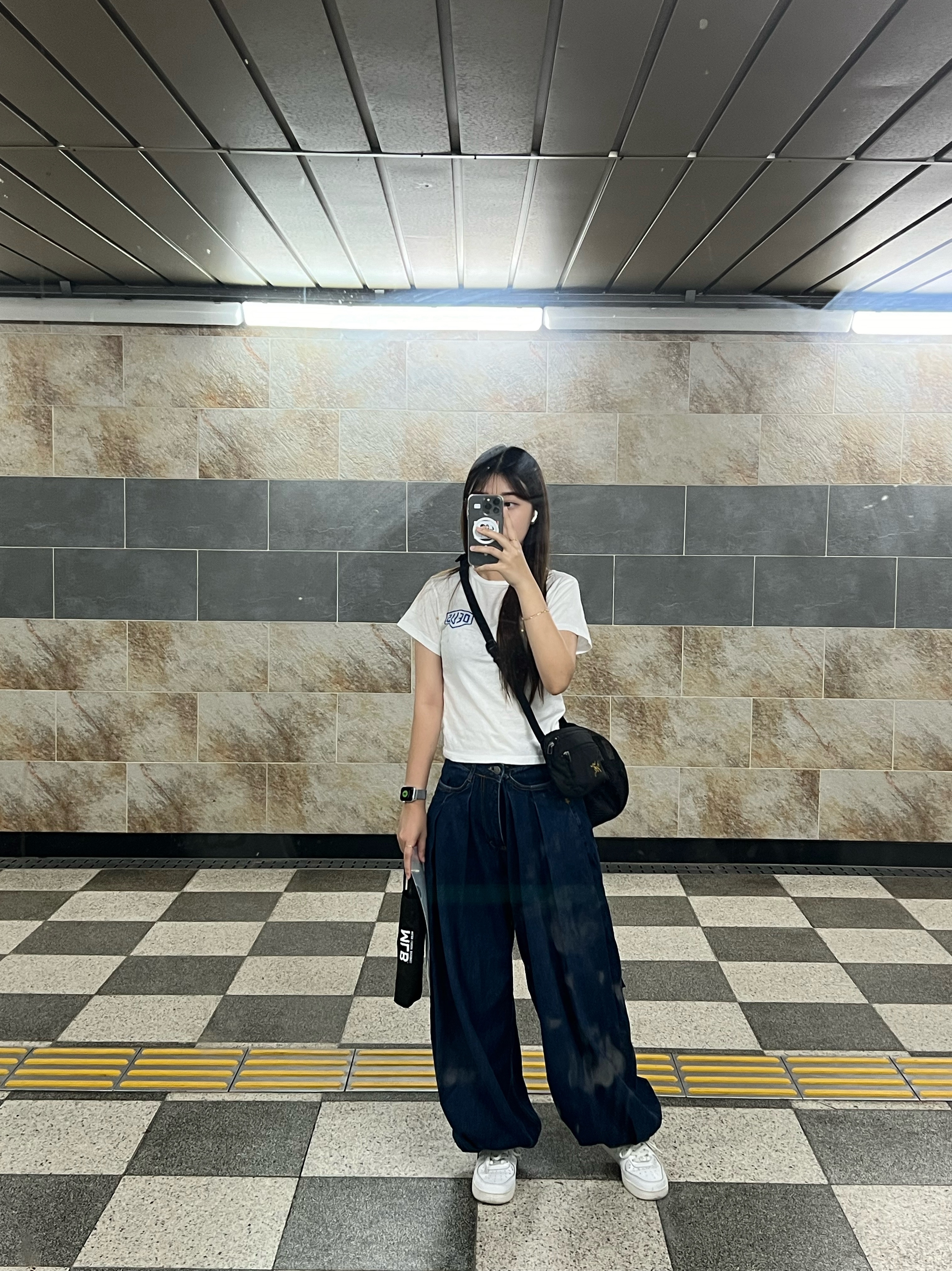 Zara x Ader Error Wide Leg Jeans Blue, (Kids) Deus Ex Machina College Seongsu T-Shirt White Midnight Blue 착용 스타일 - 3
