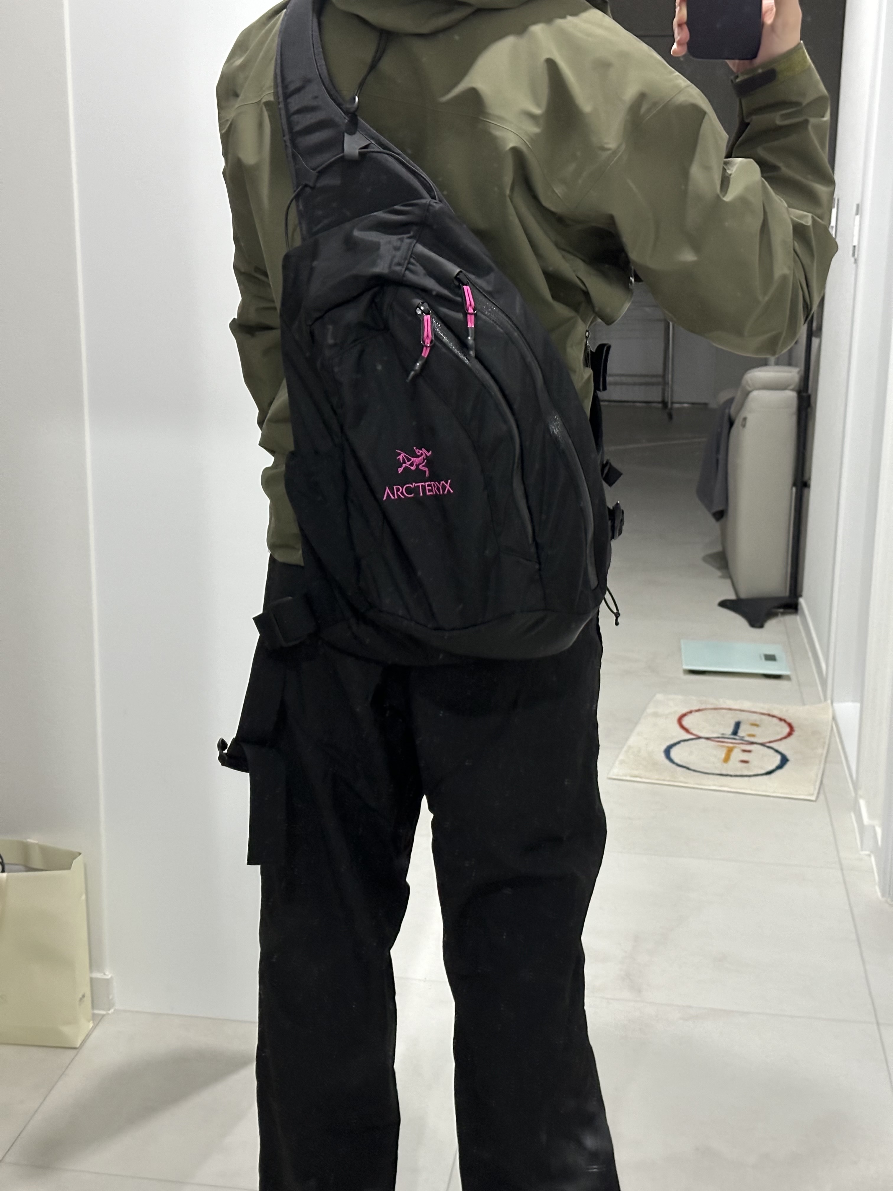 Arc'teryx System A Quiver Crossbody Pack Black Ultra Violet, Arc'teryx Beta LT Jacket Tatsu 착용 스타일 - 1