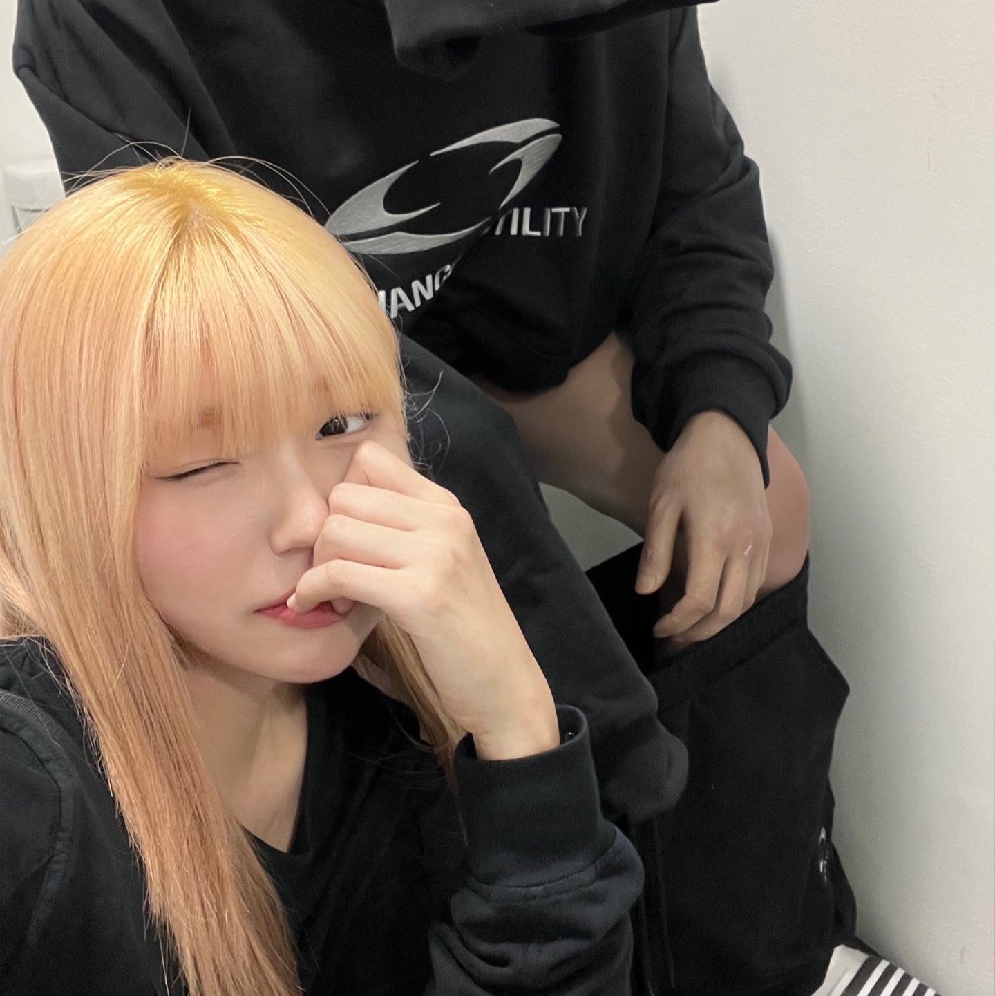 Maison Mihara Yasuhiro Blakey OG Sole Leather Low-top Sneakers Black, Apple AirPods Max Lightning Silver (Korean Ver.) 착용 스타일 - 2