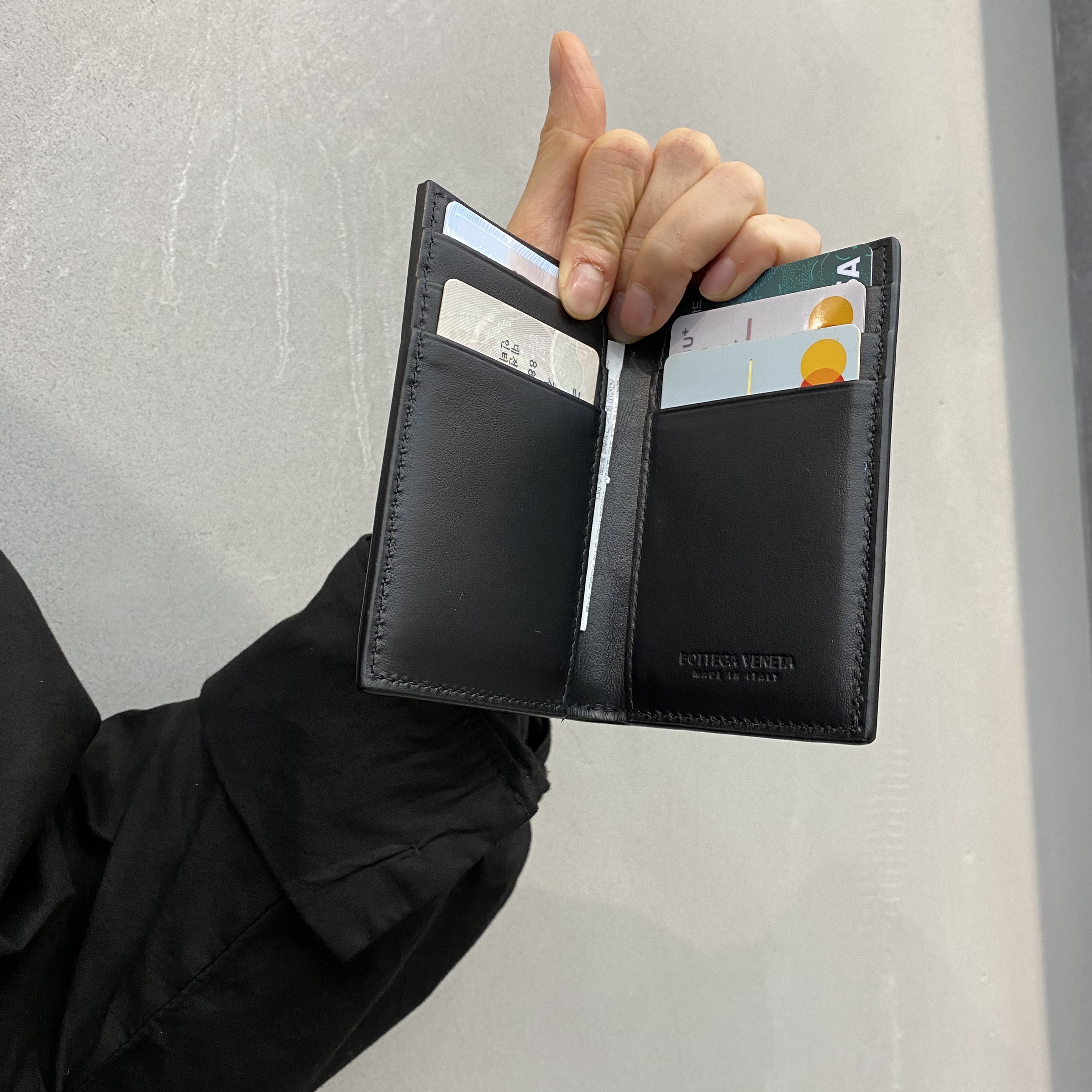 Bottega Veneta Flap Card Case Black 착용 스타일 - 2