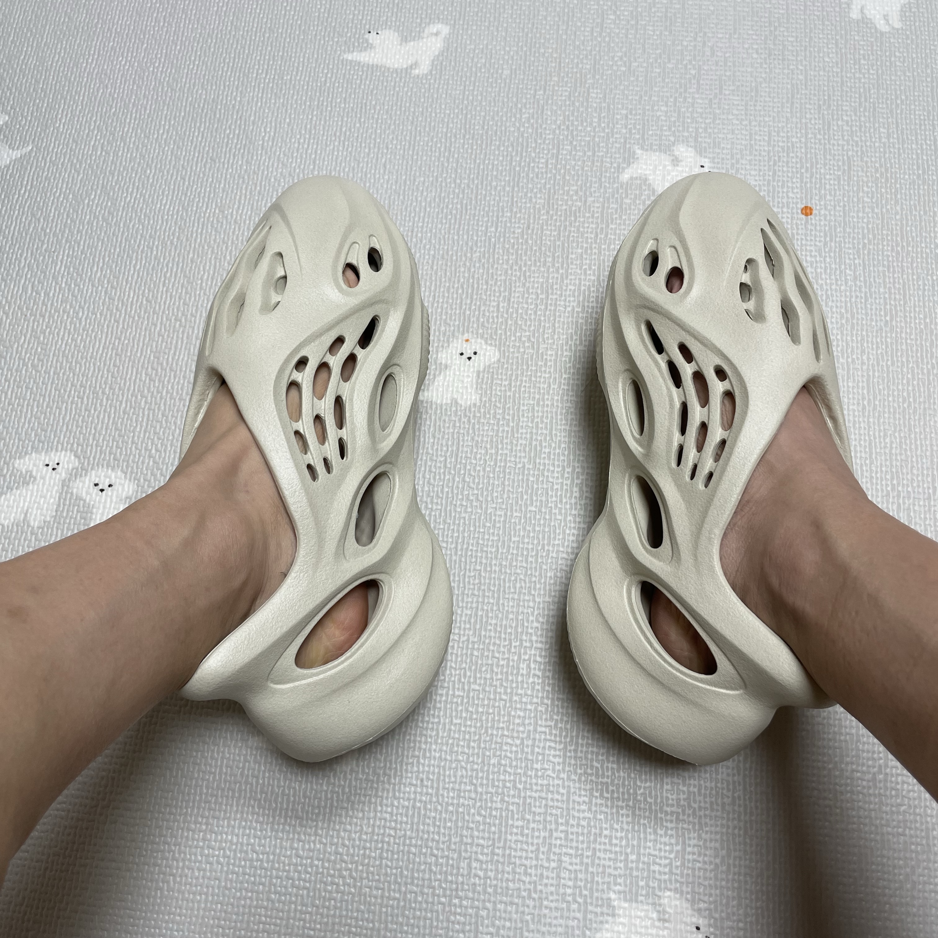 Adidas Yeezy Foam RNNR Sand 착용 스타일 - 1