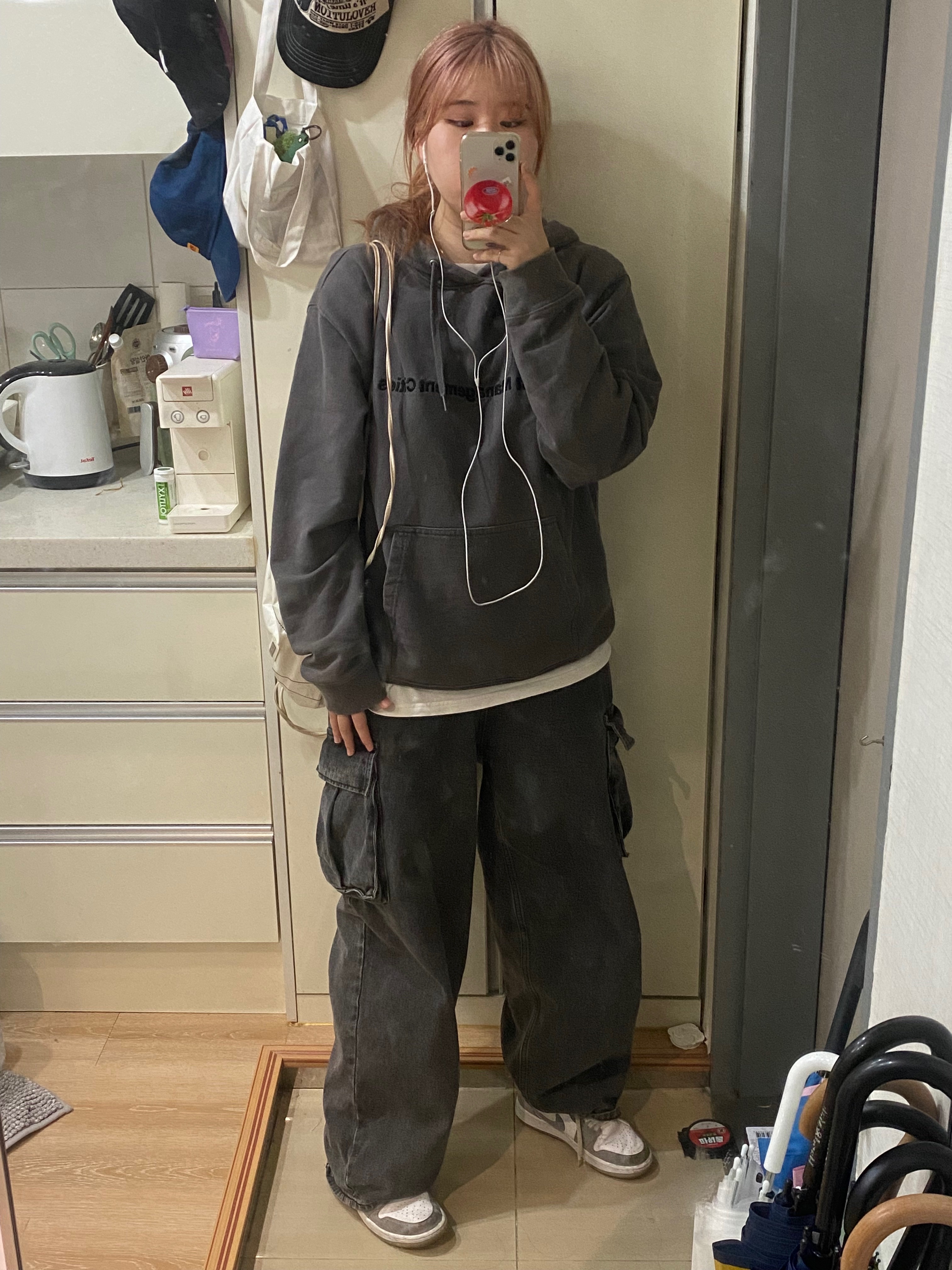 (W) Jordan 1 Mid Wolf Grey, Matin Kim String Coating Backpack White 착용 스타일