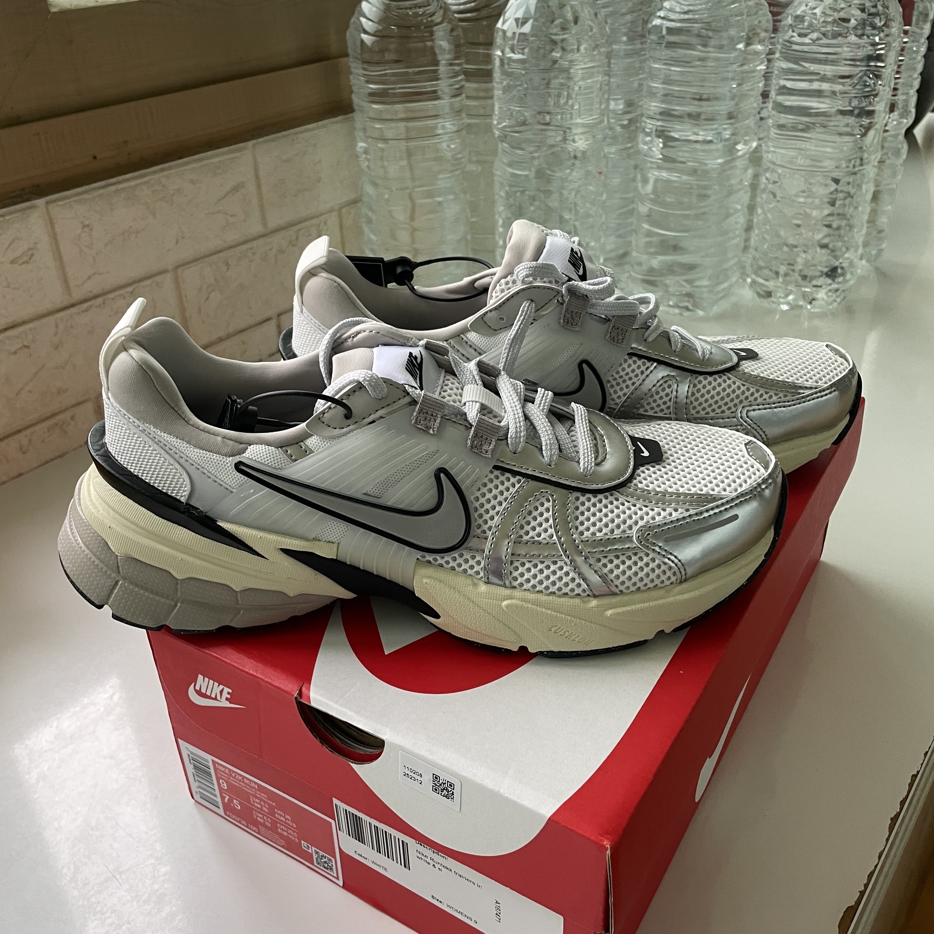 Nike V2K Run Summit White Metallic Silver 착용 스타일