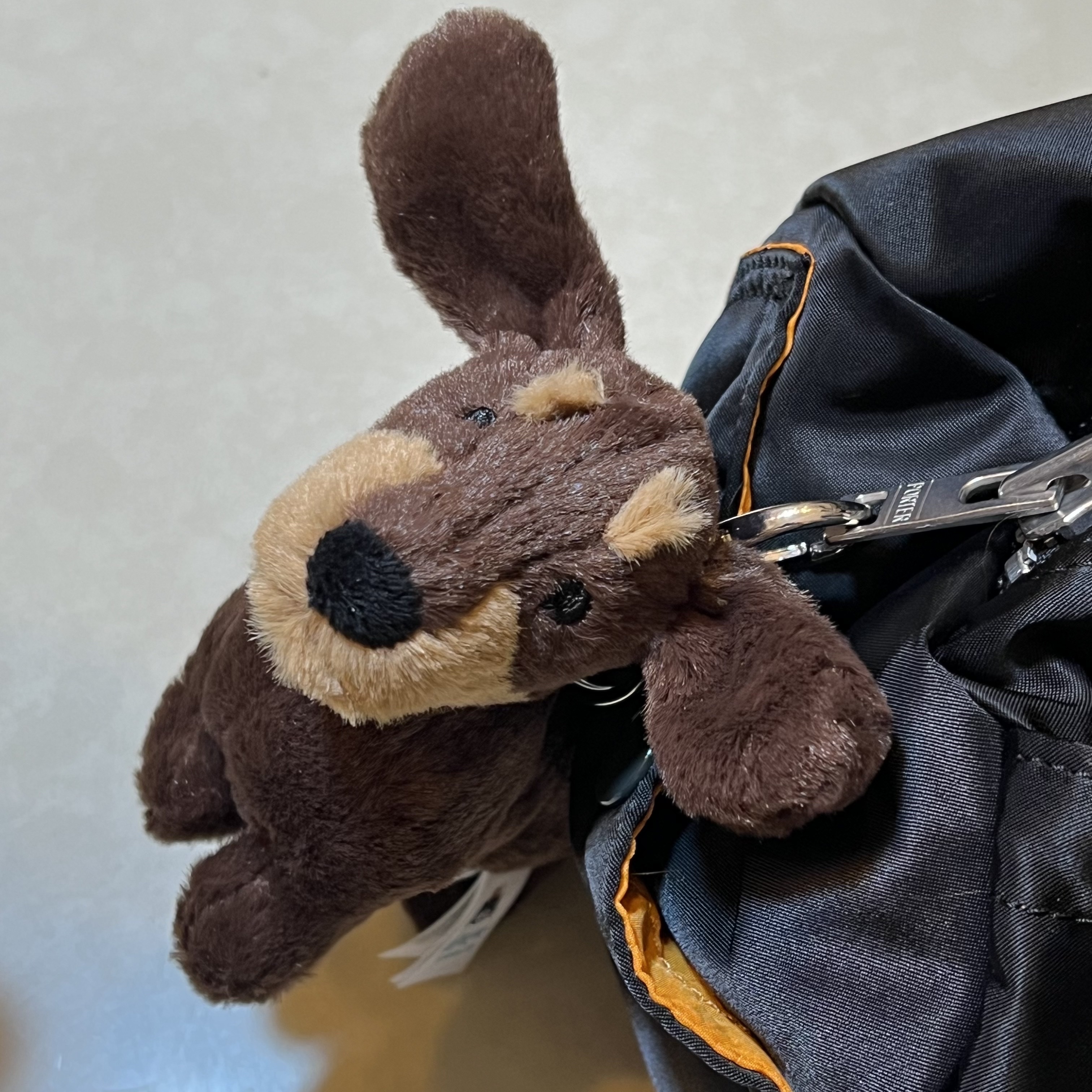 Jellycat Otto Sausage Dog Bag Charm Brown, Porter Tanker Duffle Bag L Black 착용 스타일 - 2