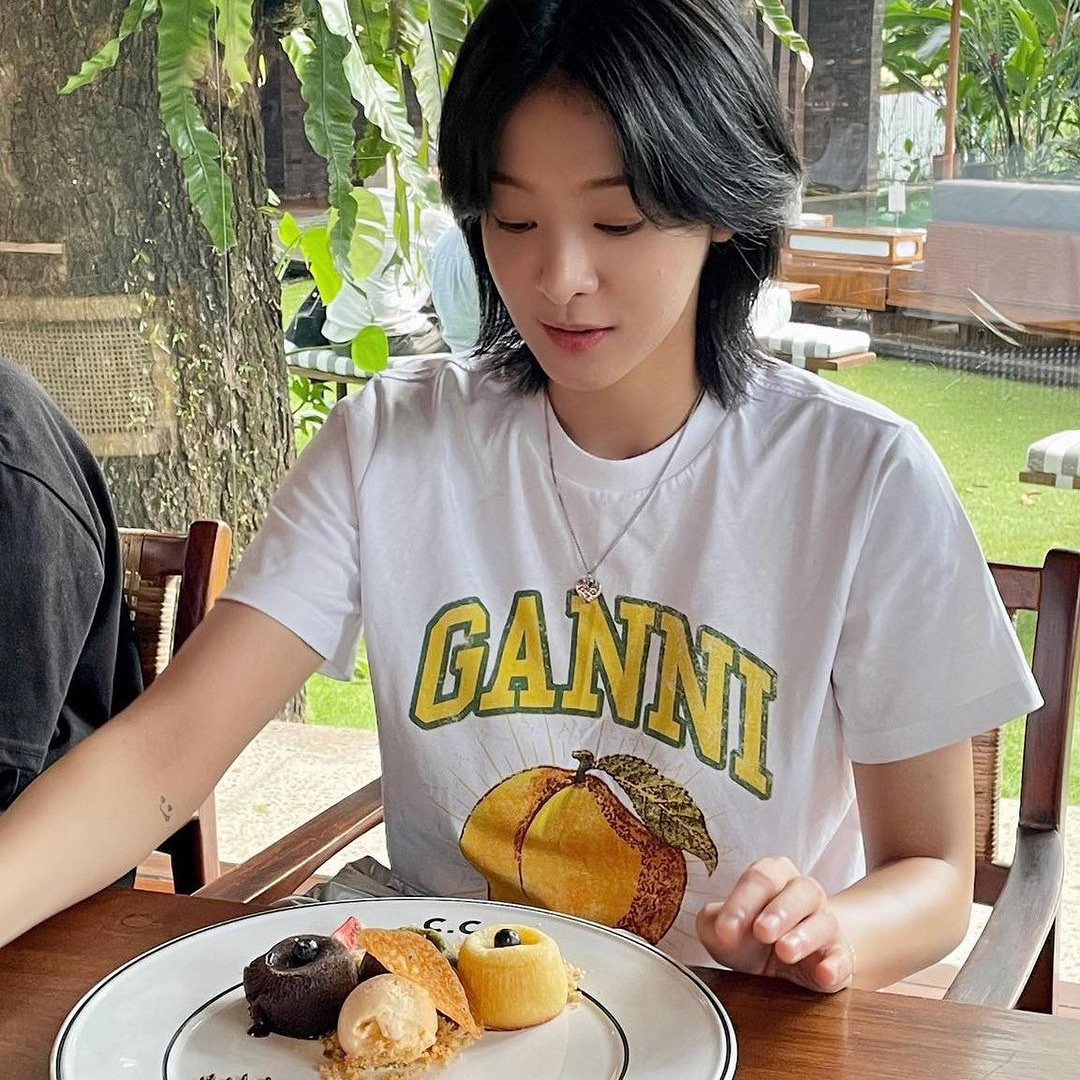 (W) Ganni Relaxed Peach T-Shirt Bright White, (W) Ganni Bunny T-Shirt Grey Melange Nature 착용 스타일 - 2