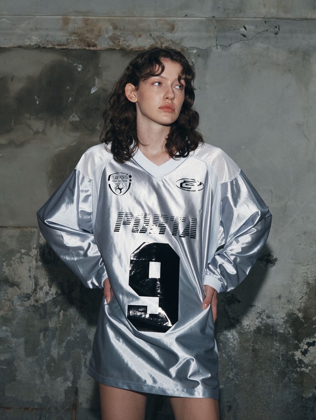 [KREAM 단독] Porta Metallic Number Soccer Tee Silver 착용 스타일
