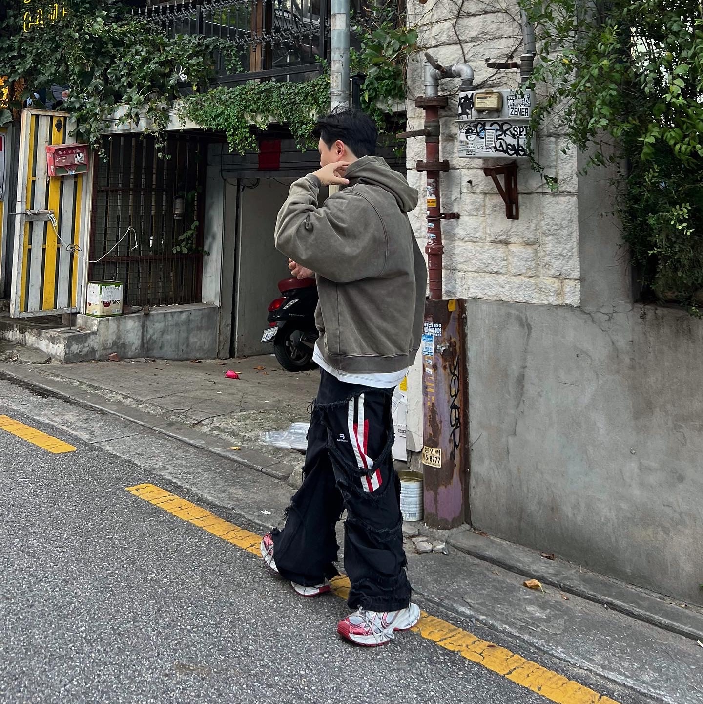 Balenciaga 3XL Sneakers Worn Out White Red 착용 스타일 - 3
