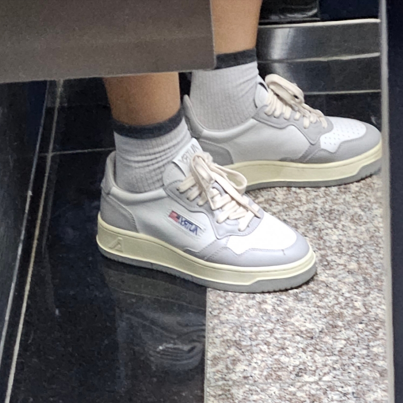 (W) Autry Medalist Low Leather Sneakers Grey White 착용 스타일