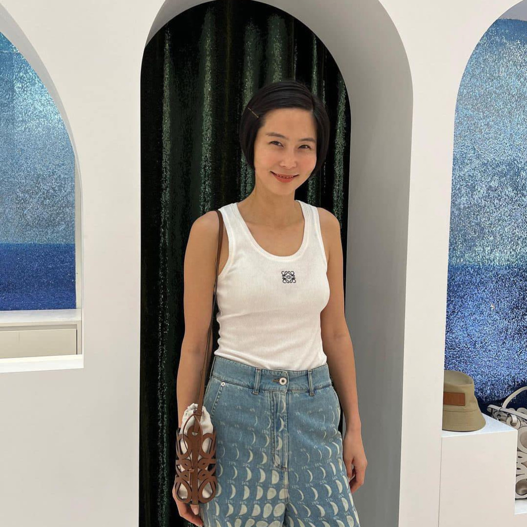 (W) Loewe Anagram Cropped Tank Top in Cotton Black White, (W) Loewe Anagram Tank Top in Cotton White 착용 스타일 - 3