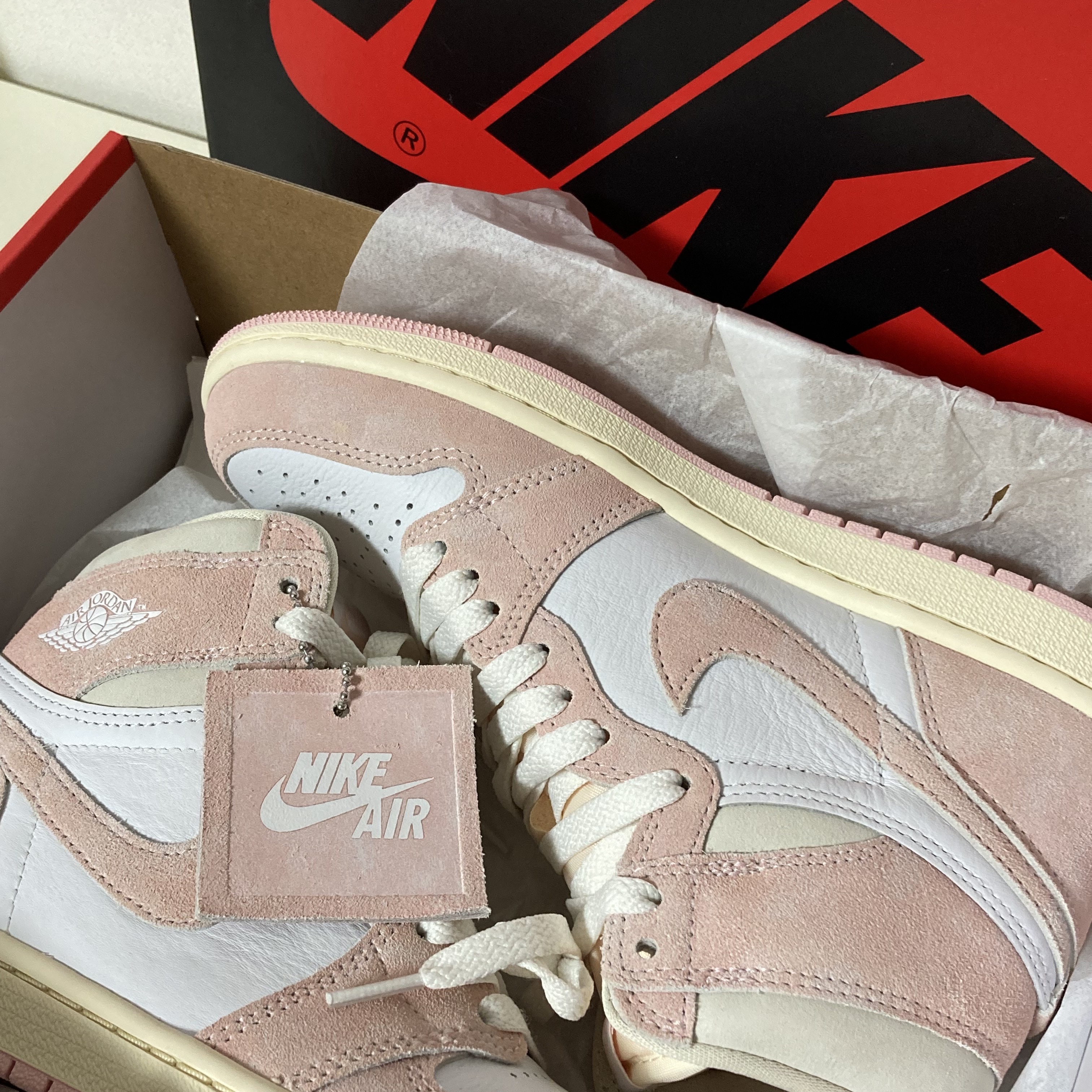 (W) Jordan 1 Retro High OG Coconut Milk and Sail 착용 스타일 - 2