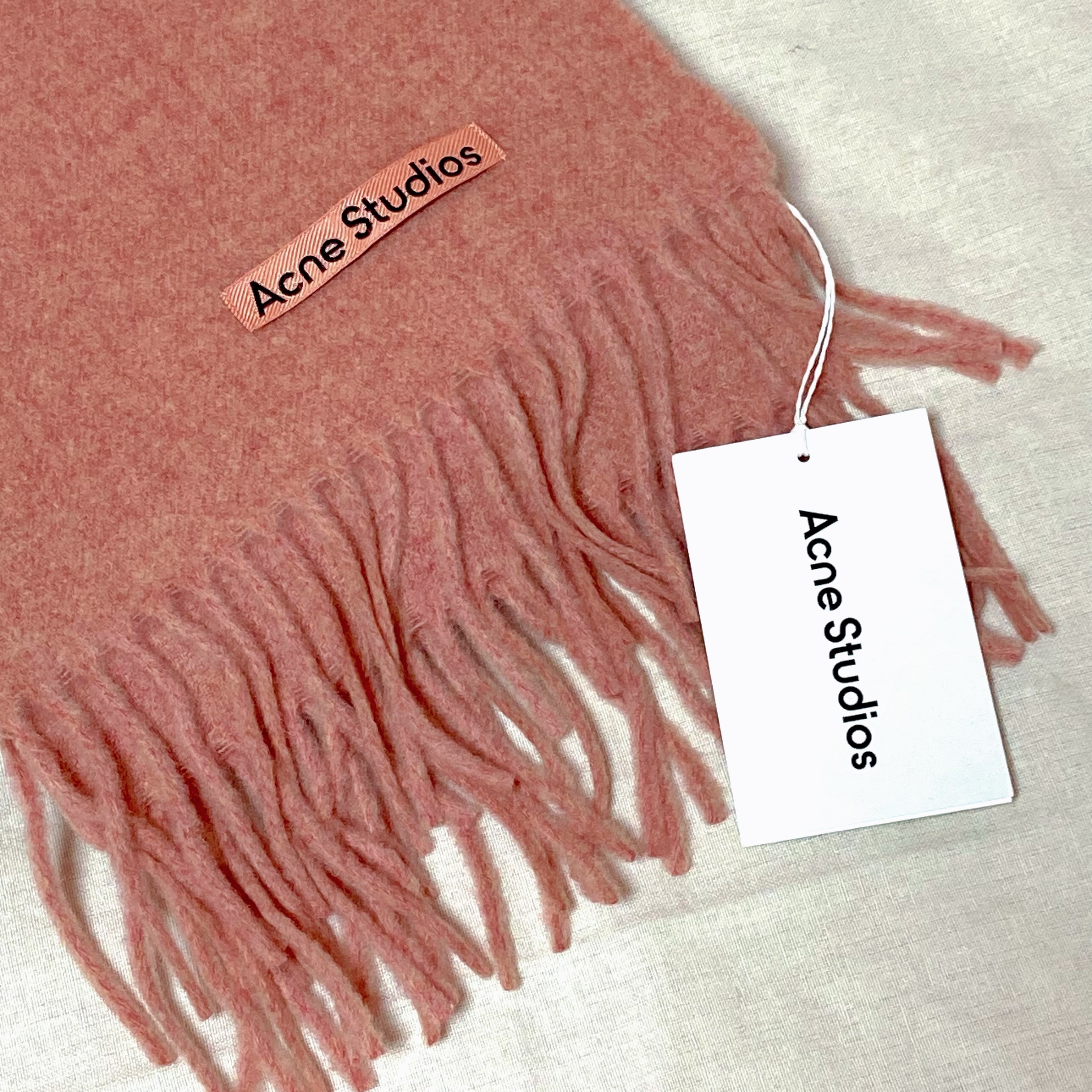 Acne Studios Narrow Wool Fringe Muffler Rose Melange 착용 스타일