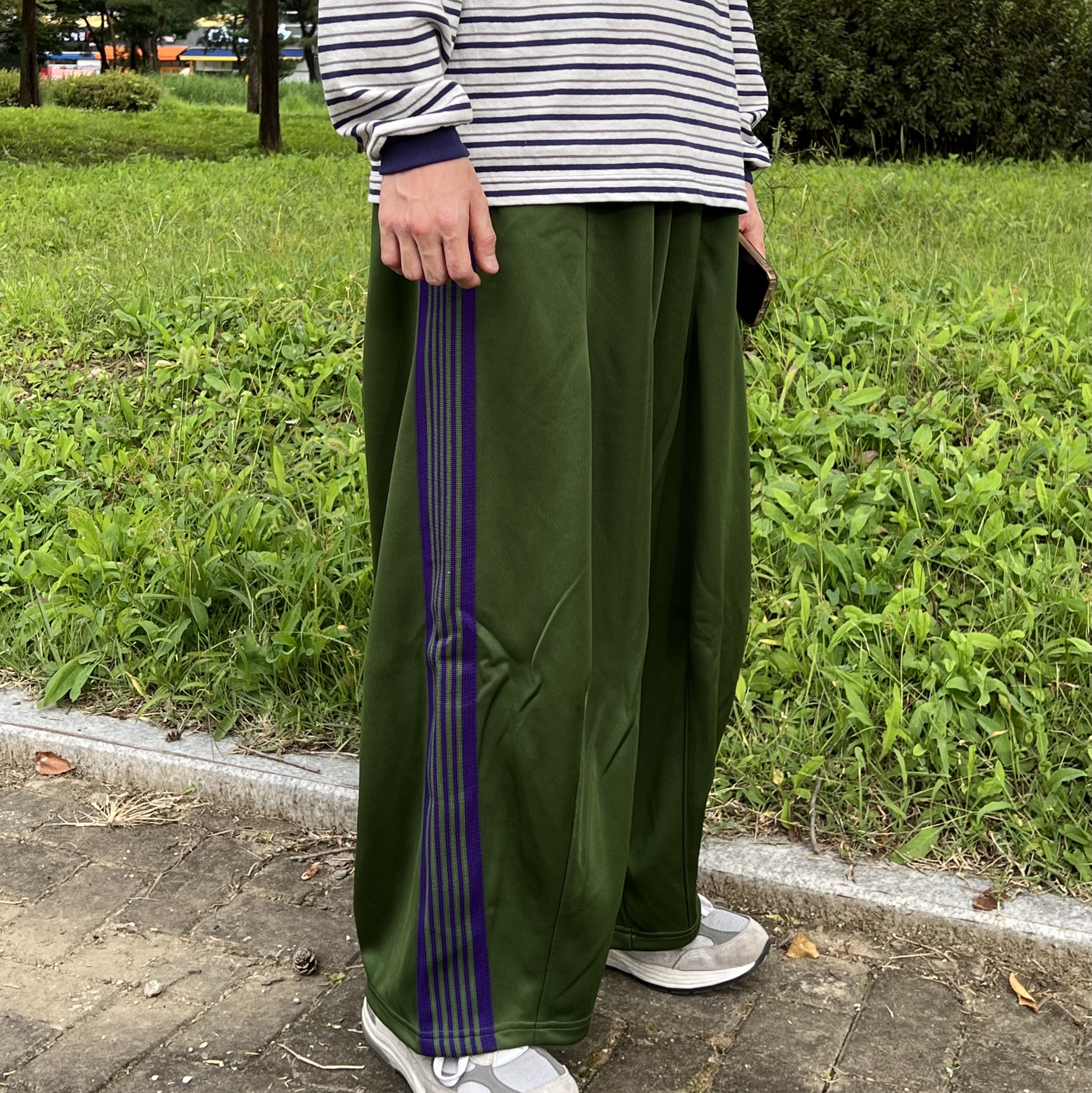 Needles H.D. Track Pants Poly Smooth Ivy Green, Needles H.D. Track Pants Poly Smooth Wine 착용 스타일 - 1