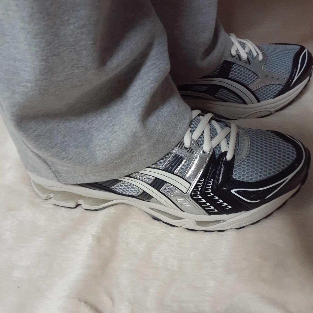 Asics Gel-Kayano 14 Black Glacier Grey 착용 스타일