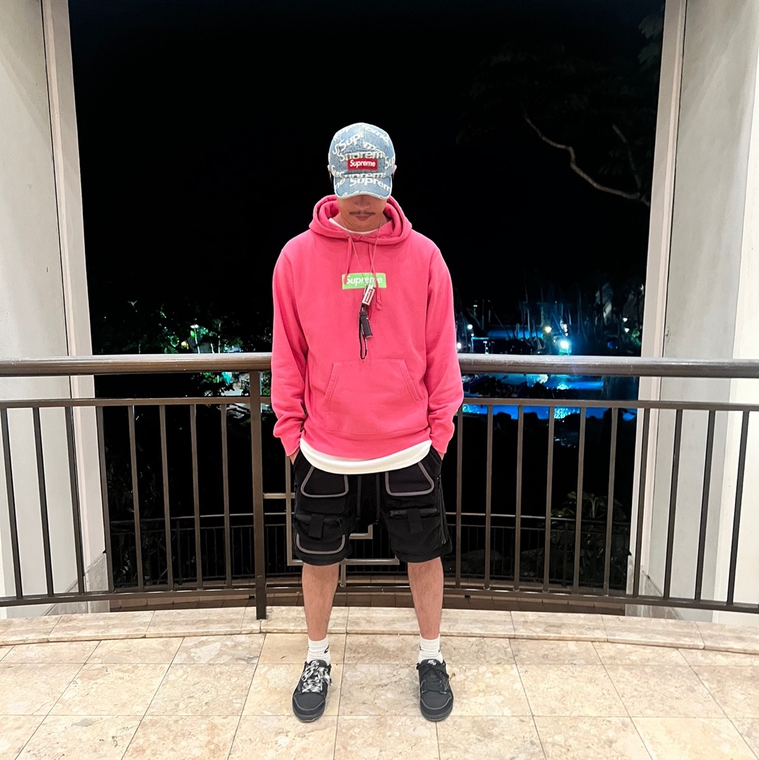 Supreme Frayed Logos Denim Camp Cap Blue - 21SS, Supreme Box Logo Hooded Sweatshirt Magenta - 17FW 착용 스타일 - 1