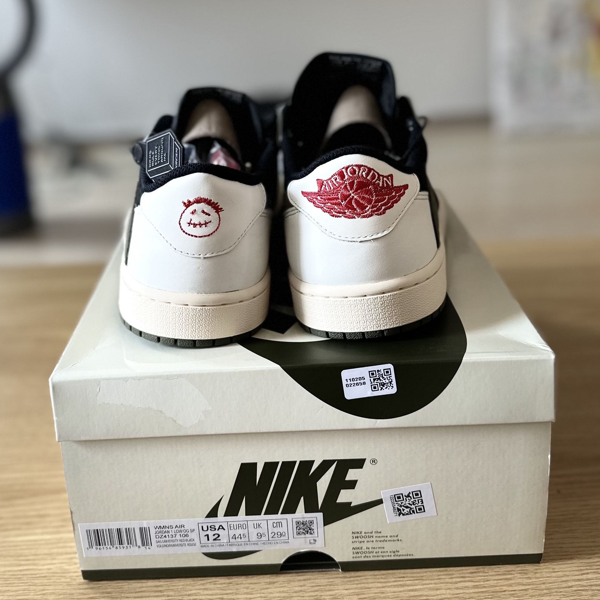 (W) Jordan 1 x Travis Scott Retro Low OG SP Medium Olive 착용 스타일 - 3