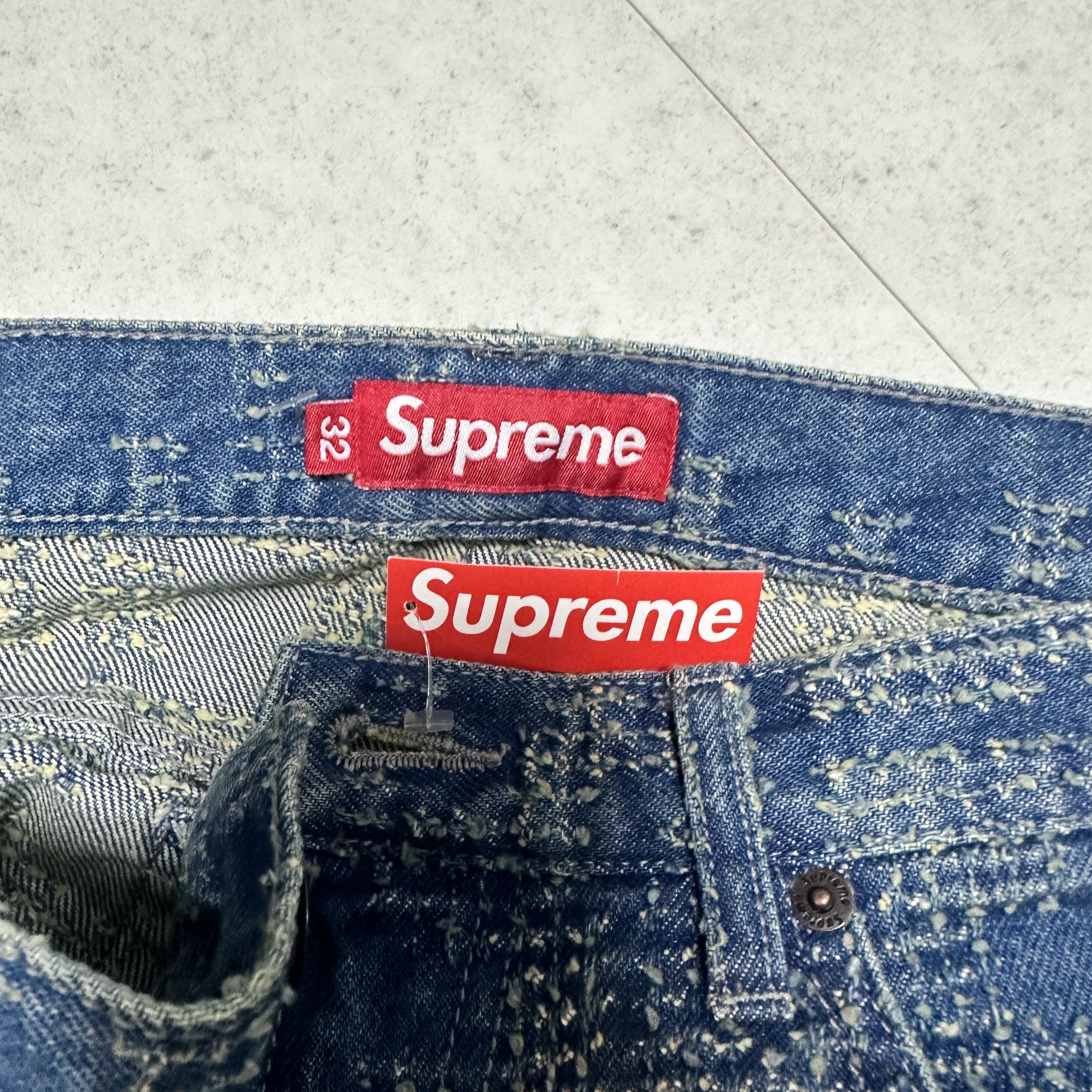 Supreme Needle Punch Regular Jean Washed Blue - 23FW, Supreme Washed Chino Twill Camp Cap Red 착용 스타일 - 2