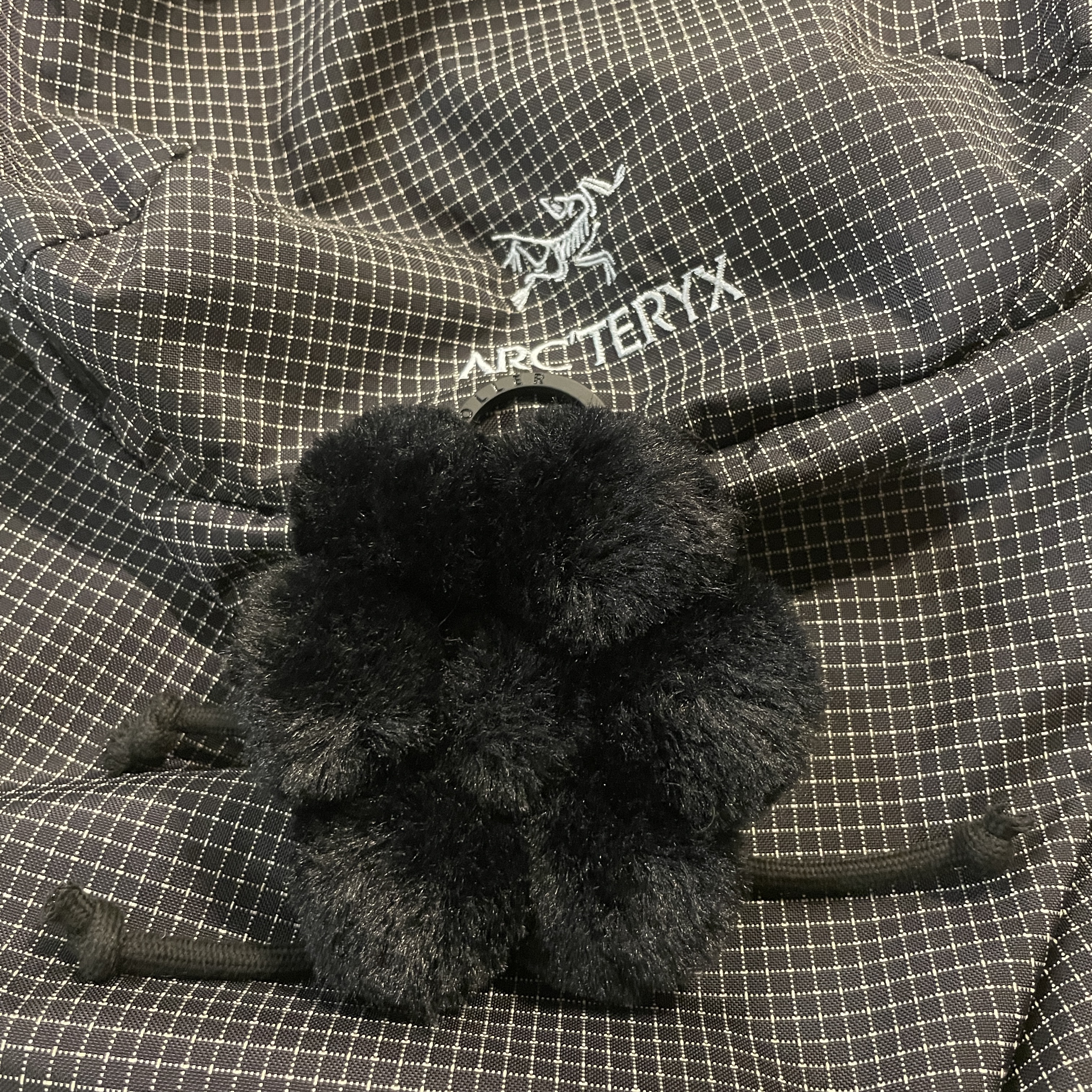 Arc'teryx Konseal 15 Backpack Black 착용 스타일