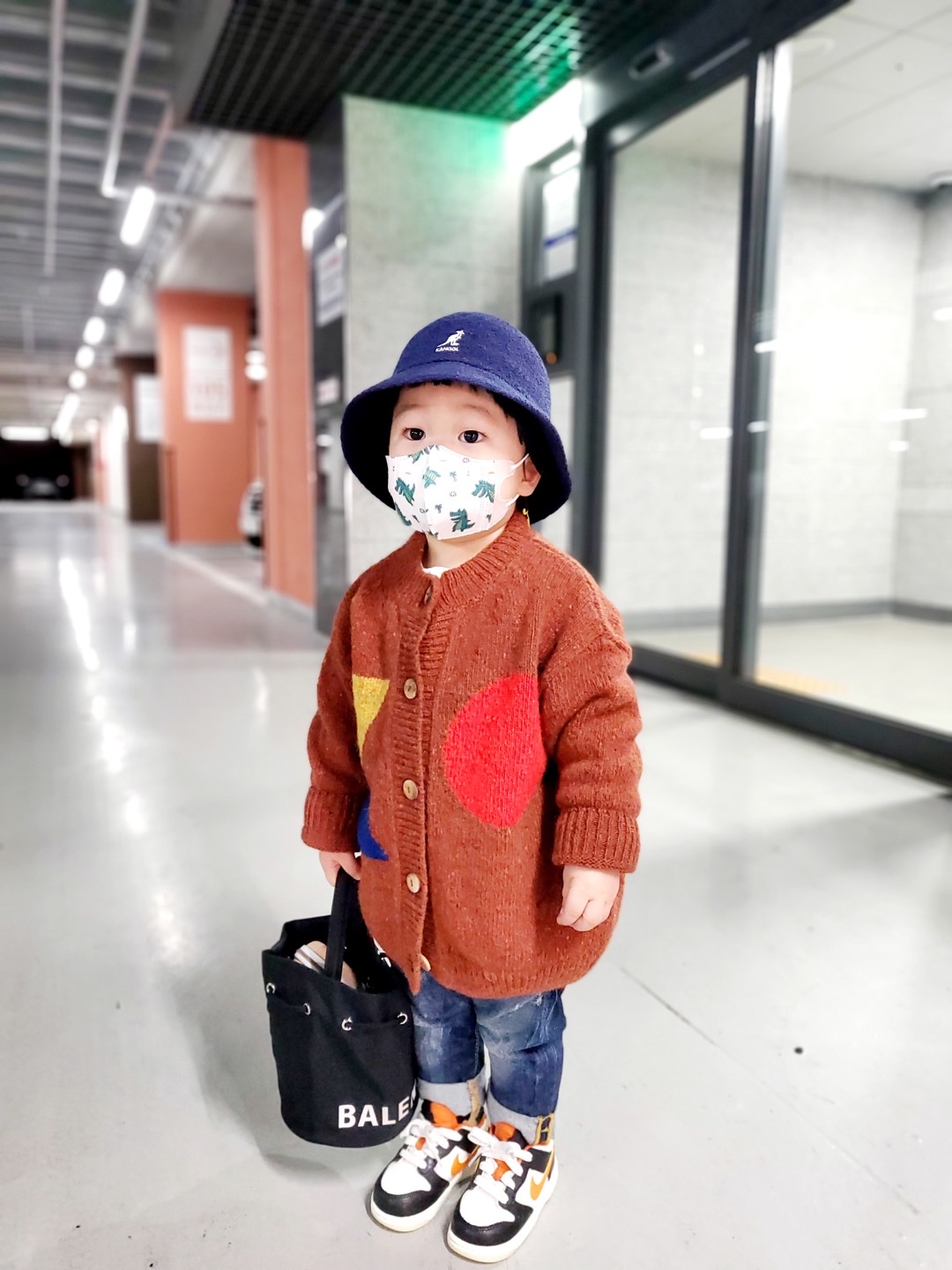 (TD) Nike Dunk Low PRM Halloween, Balenciaga Wheel XS Drawstring Bucket Bag Black White 착용 스타일 - 1