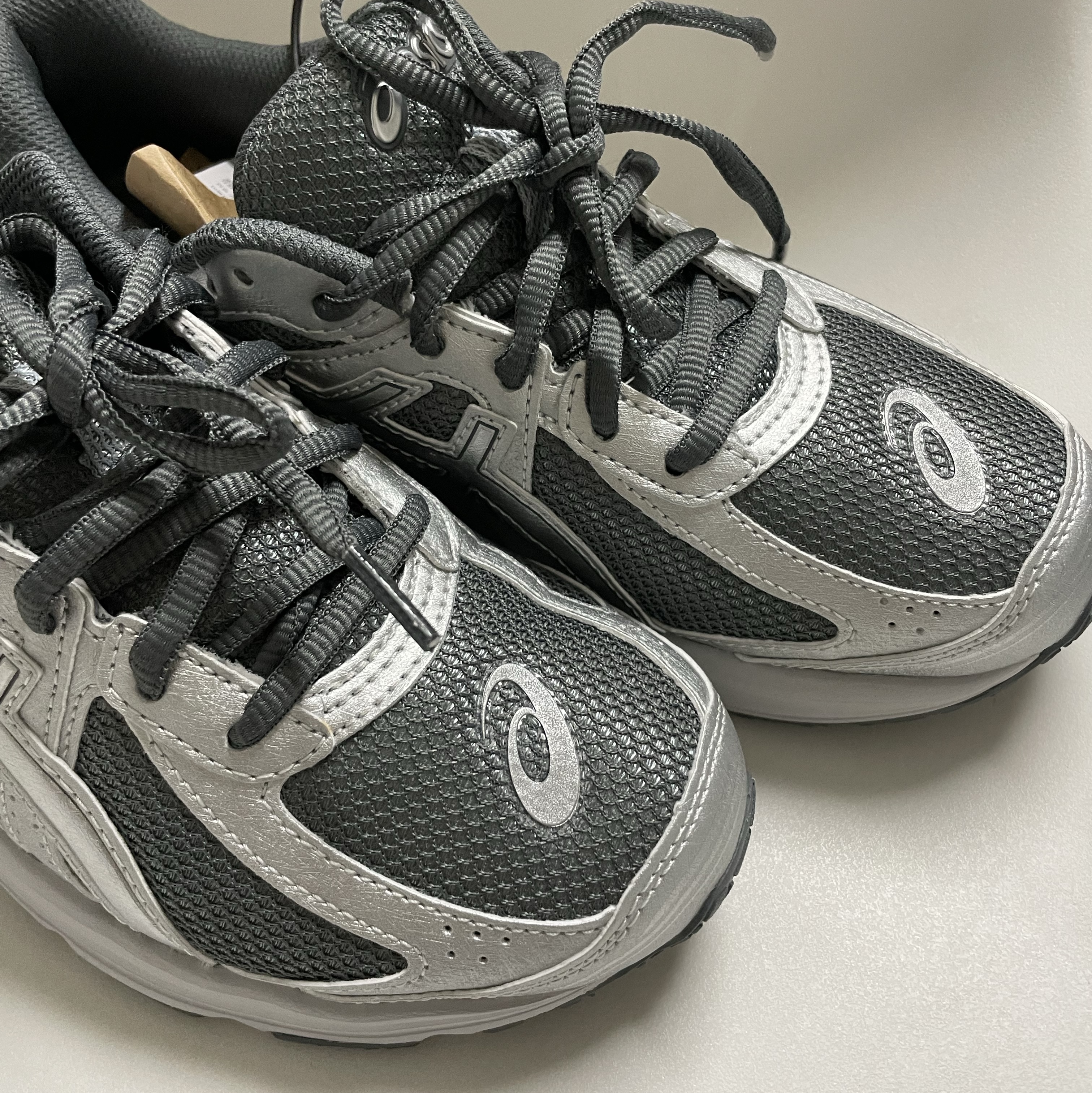Asics Jog 100 S SMU Sheet Rock Pure Silver - 2E Wide 착용 스타일 - 2
