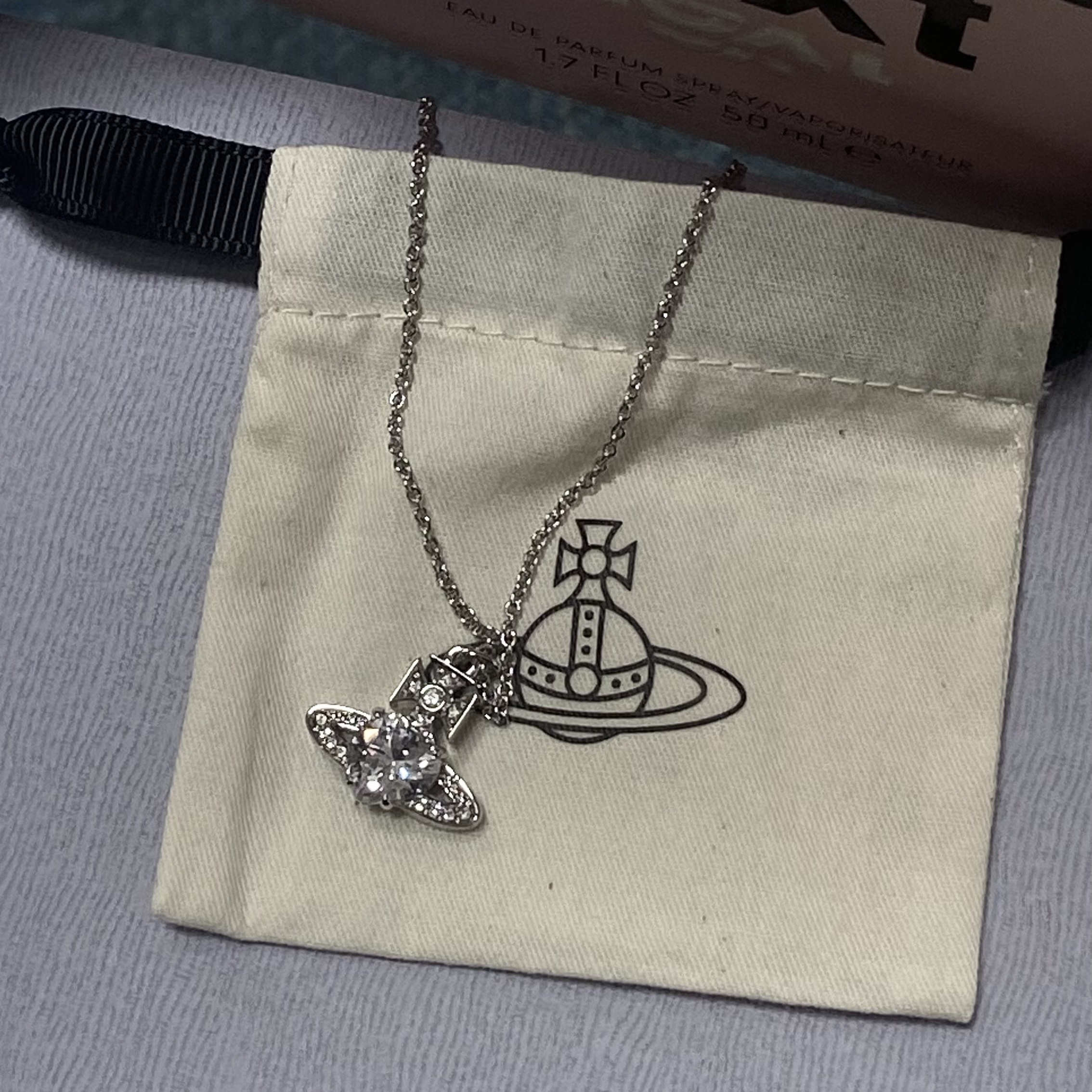 Vivienne Westwood Ariella Pendant Platinum 착용 스타일