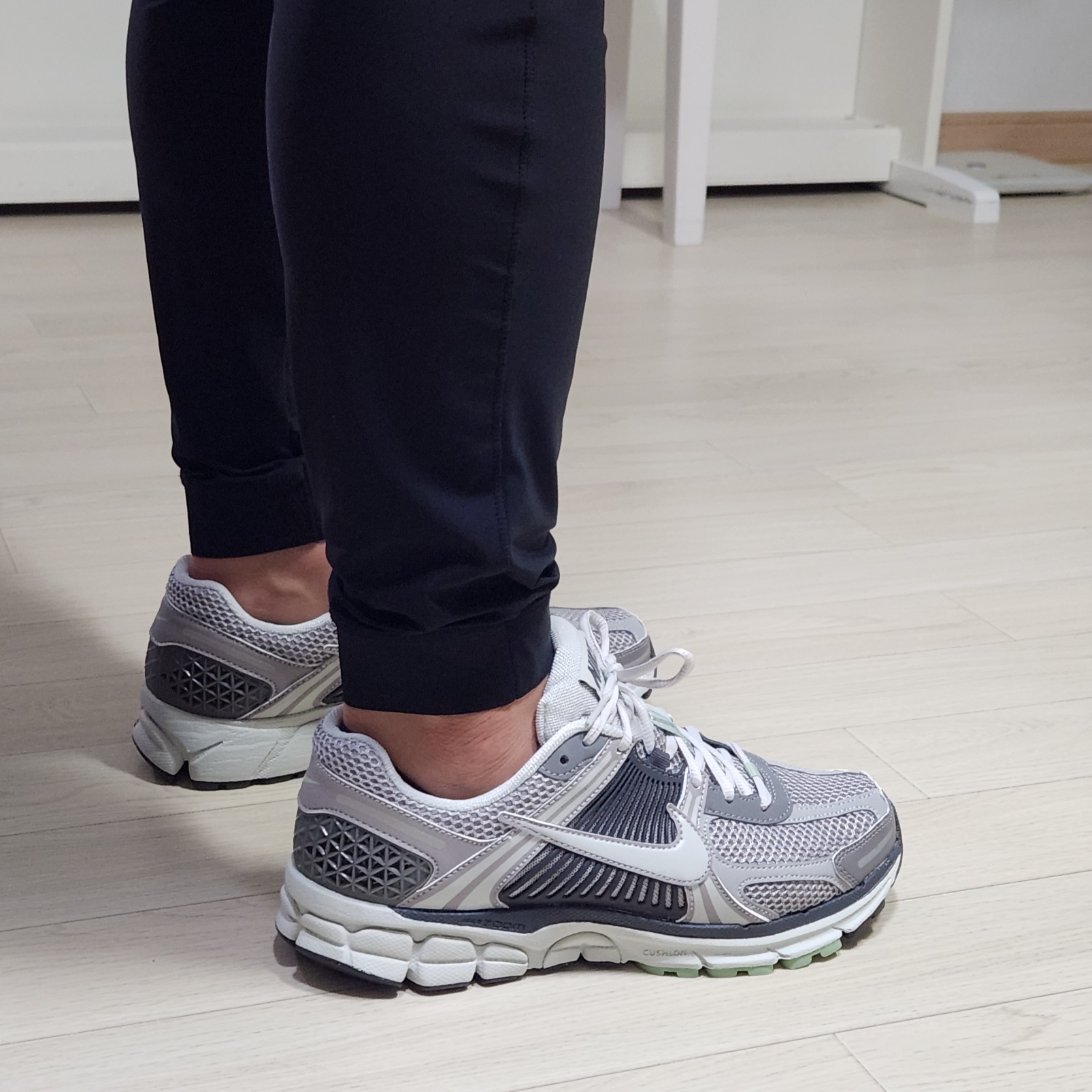 (W) Nike Zoom Vomero 5 Cobblestone and Flat Pewter 착용 스타일 - 2
