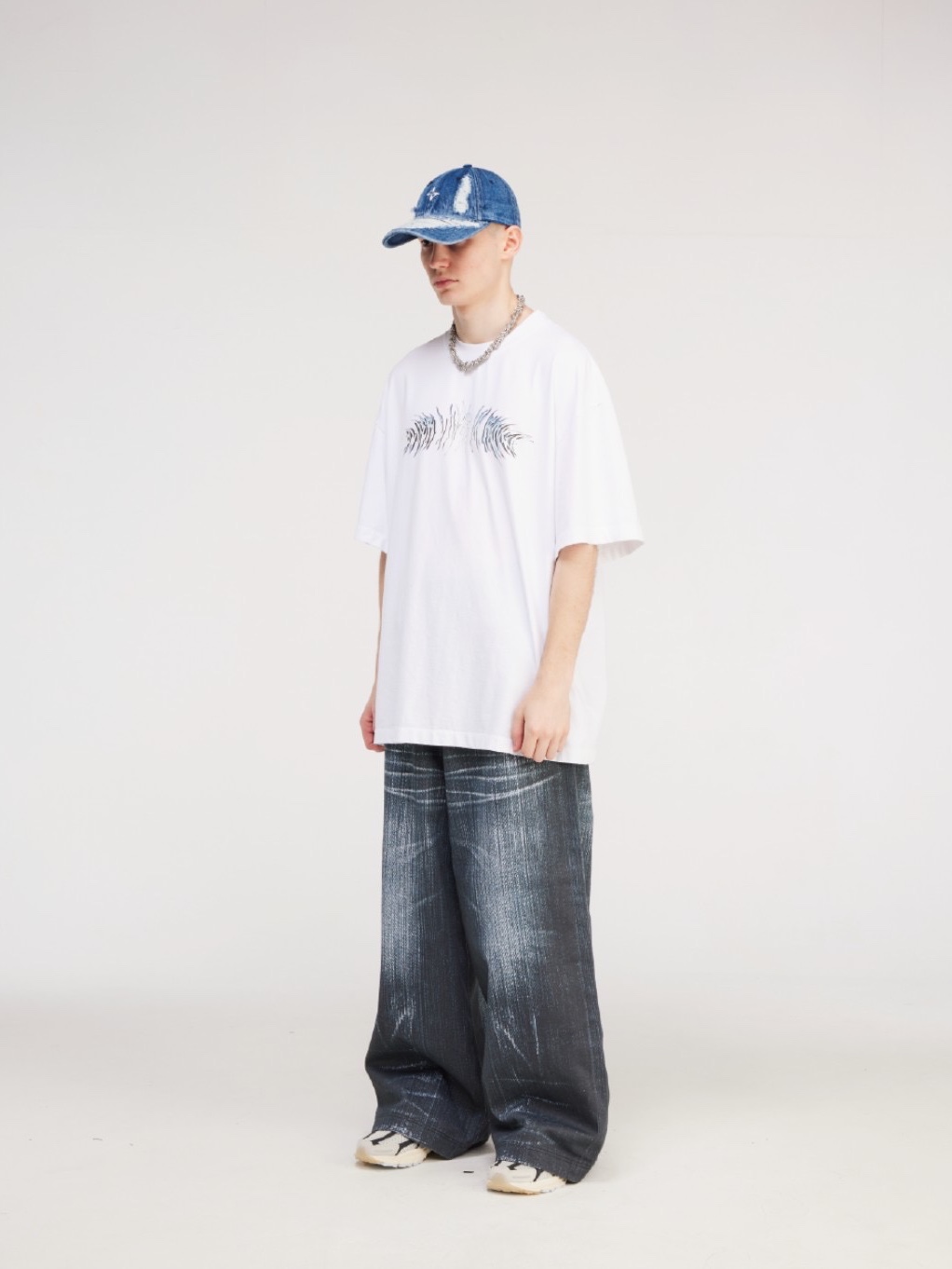 BLR Bluer Lives In Rough T-Shirt White 착용 스타일