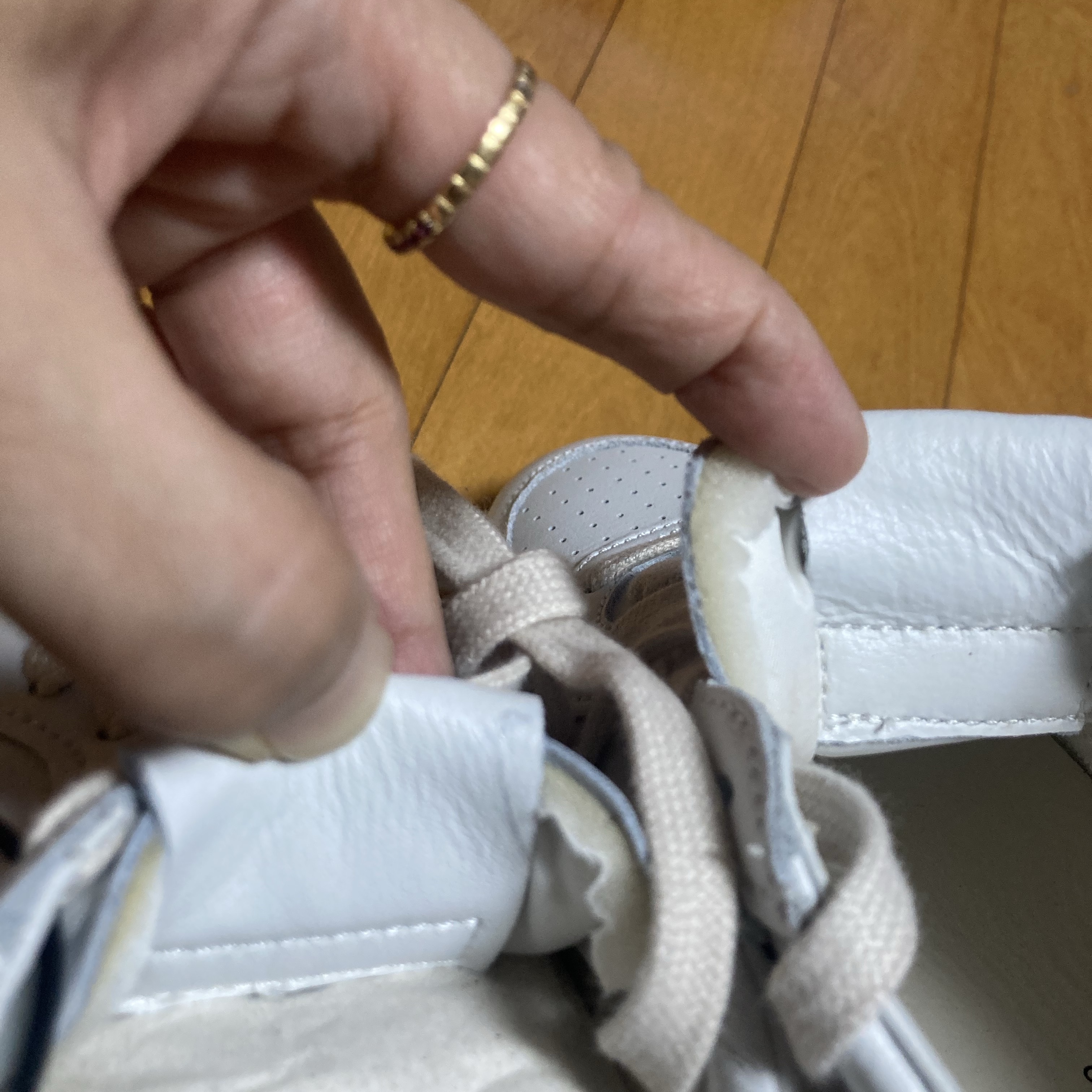 (W) Autry Medalist Low Leather Sneakers White Black 착용 스타일 - 2