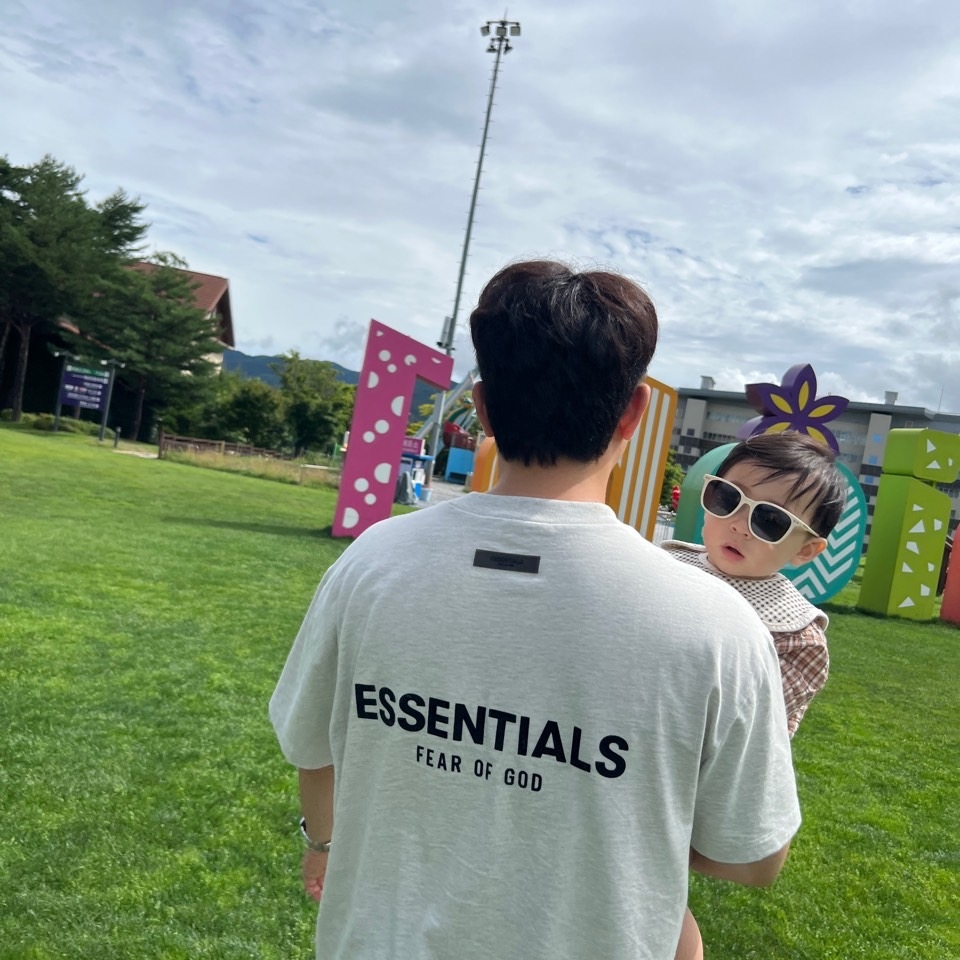 Essentials The Core Collection T-Shirt Light Oatmeal 착용 스타일