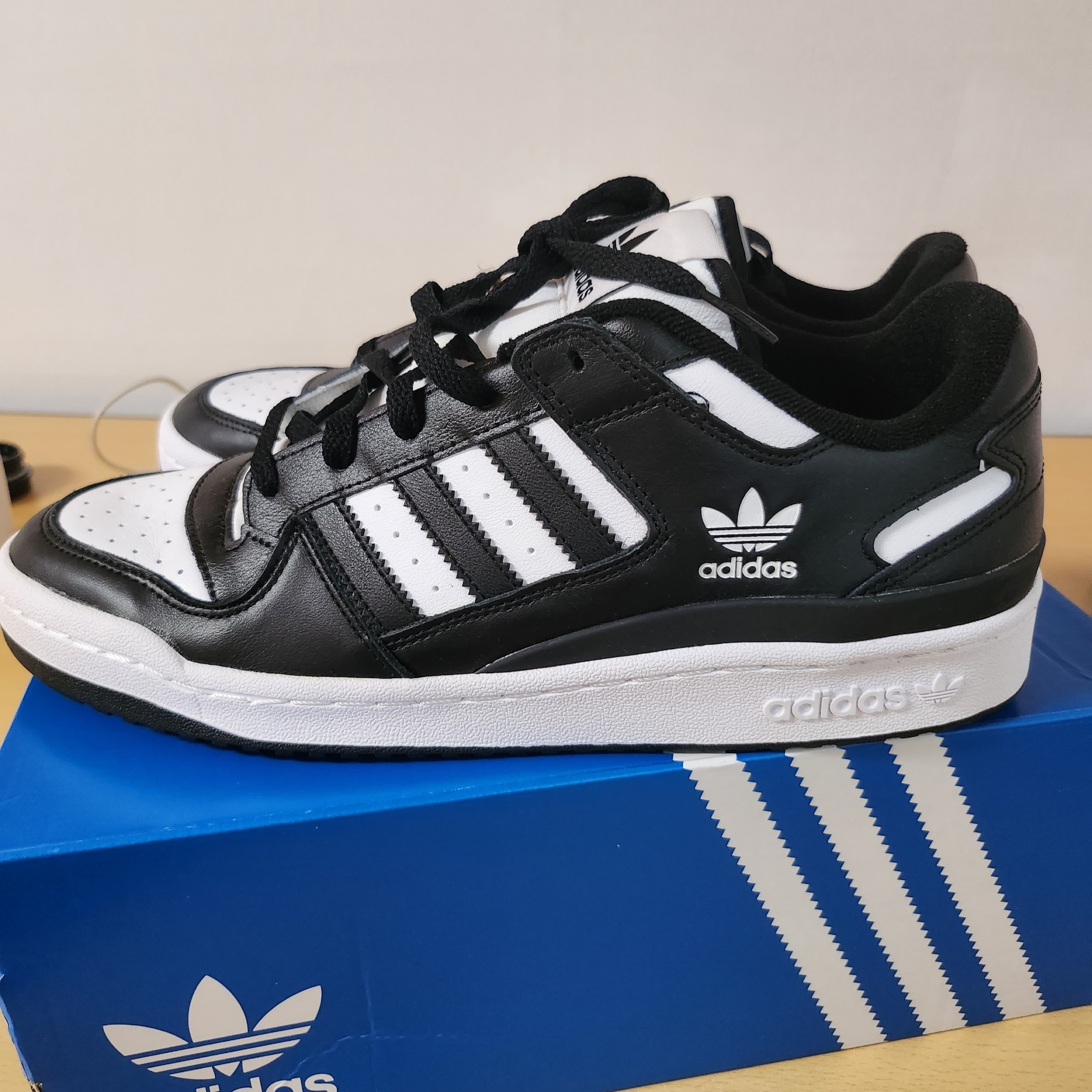 Adidas Forum Low Core Black Cloud White 착용 스타일