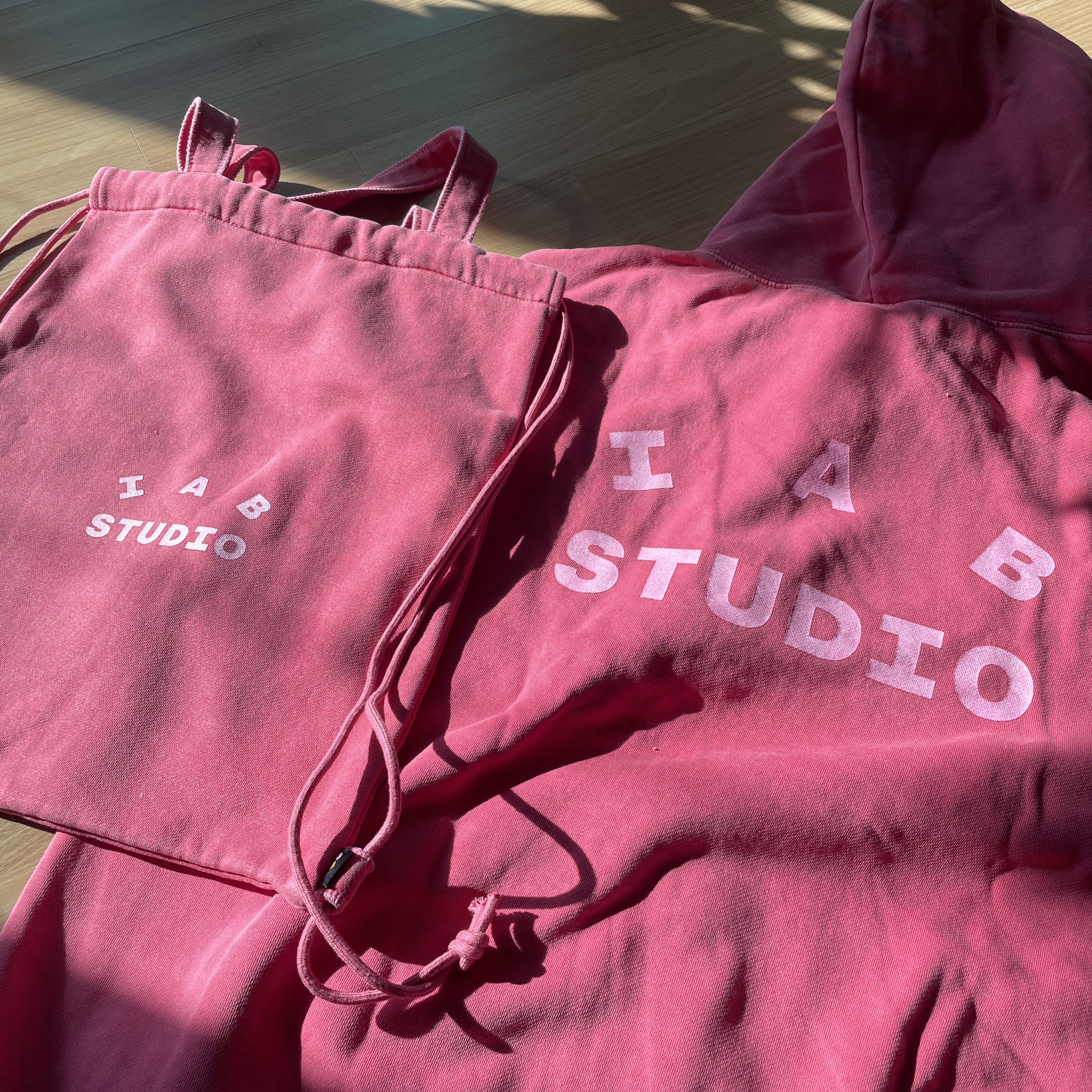 IAB Studio Pigment Hoodie & Sack Coral 착용 스타일