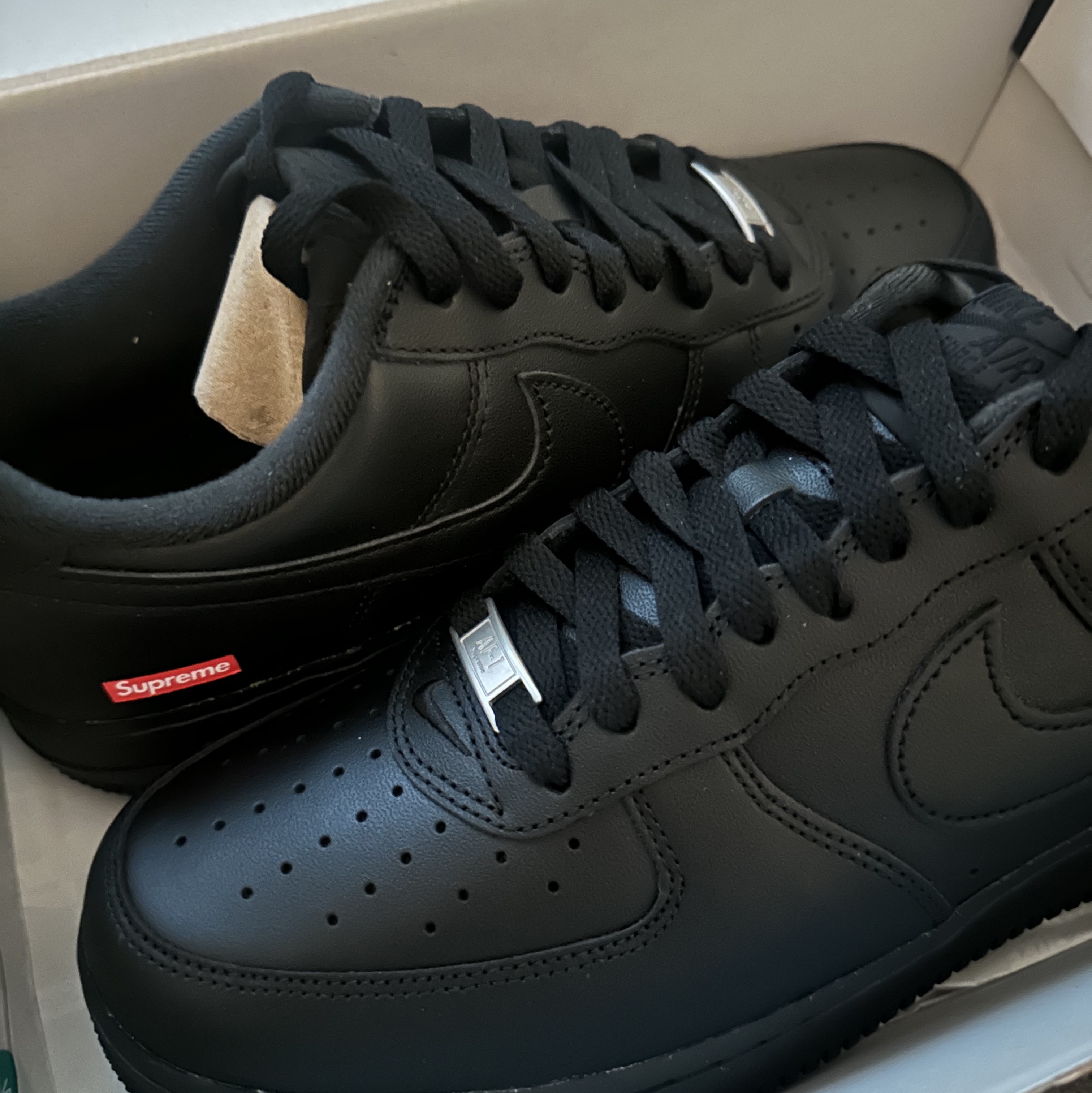 Nike x Supreme Air Force 1 Low Black 착용 스타일