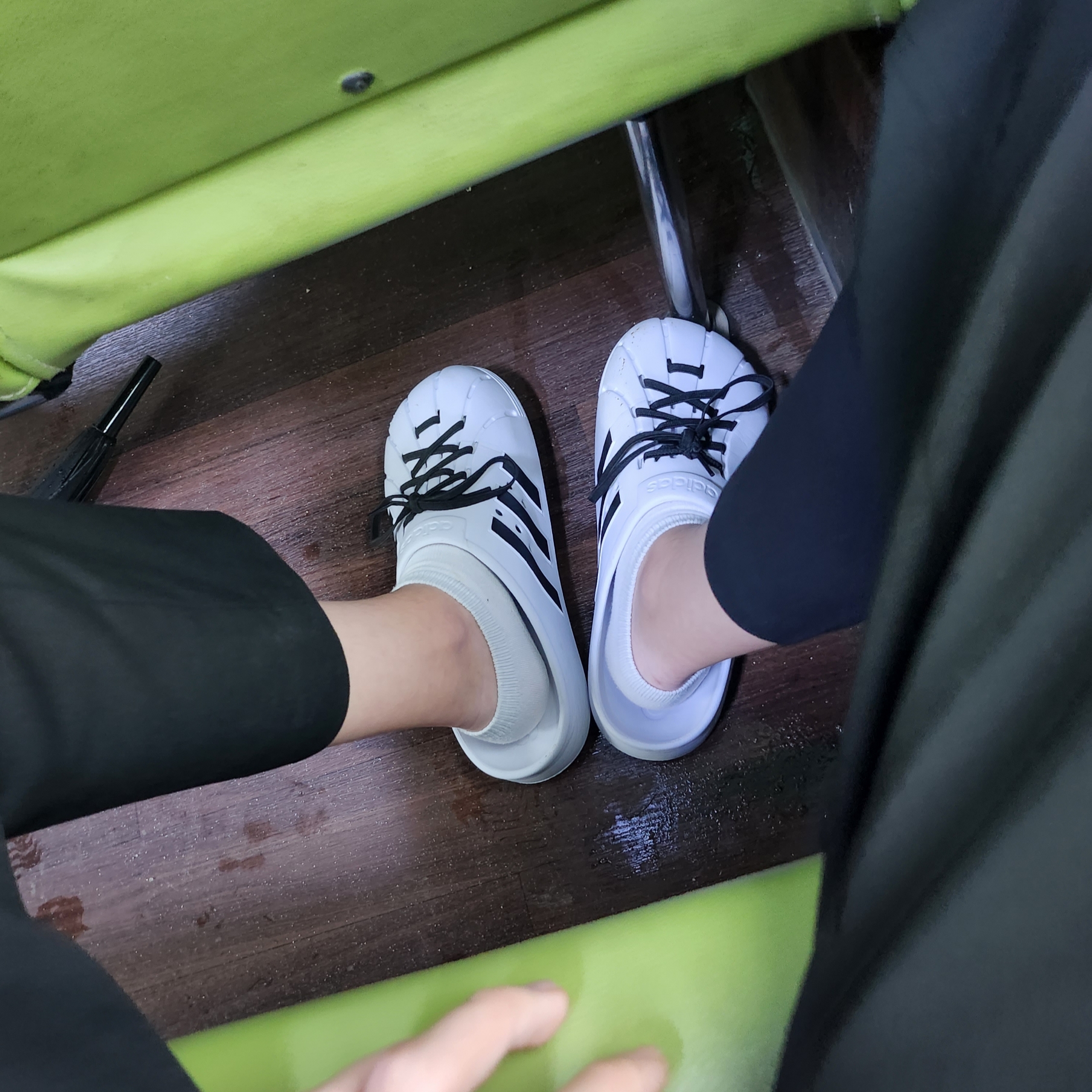 Adidas Adilette Clog White Black 착용 스타일