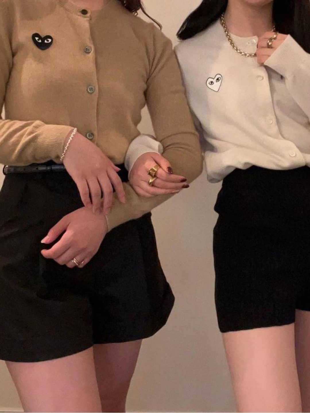 (W) Play Comme des Garcons Black Heart Knit Cardigan Grey, (W) Play Comme des Garcons White Heart Knit Cardigan Natural 착용 스타일 - 4