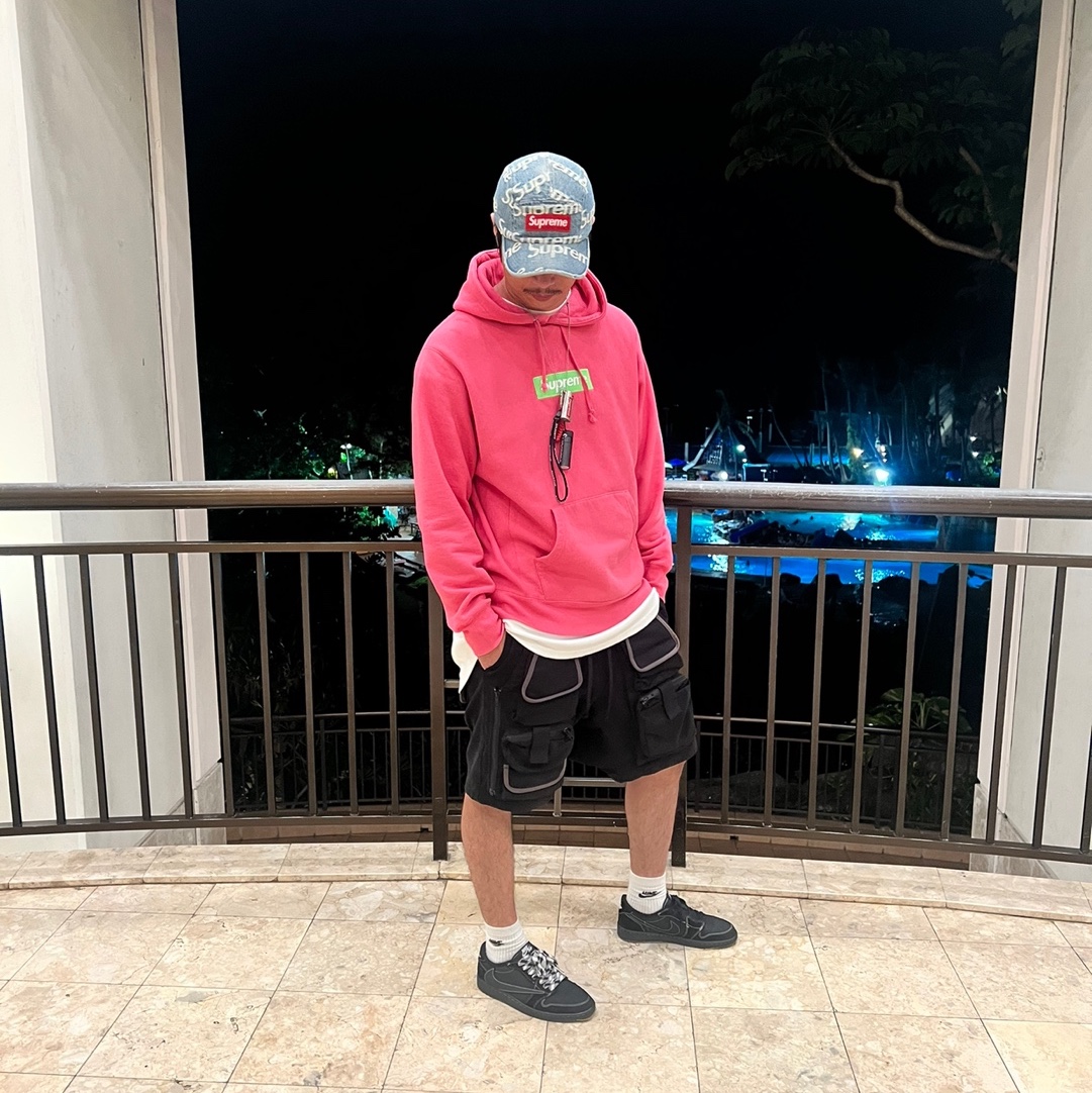 Supreme Frayed Logos Denim Camp Cap Blue - 21SS, Supreme Box Logo Hooded Sweatshirt Magenta - 17FW 착용 스타일 - 2