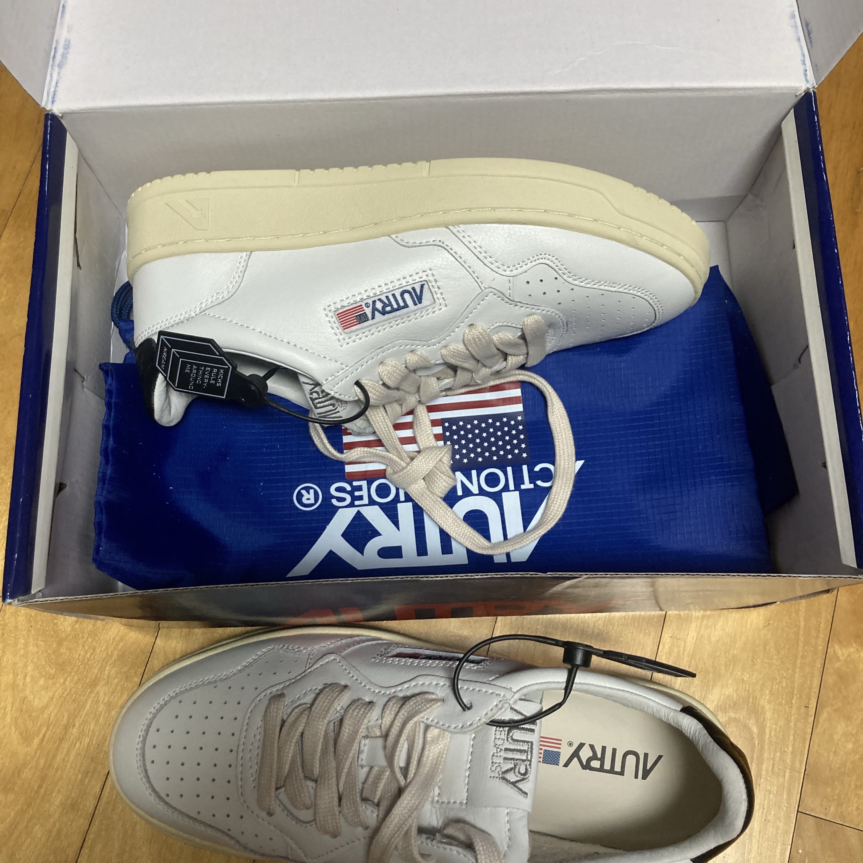 (W) Autry Medalist Low Leather Sneakers White Black 착용 스타일 - 3