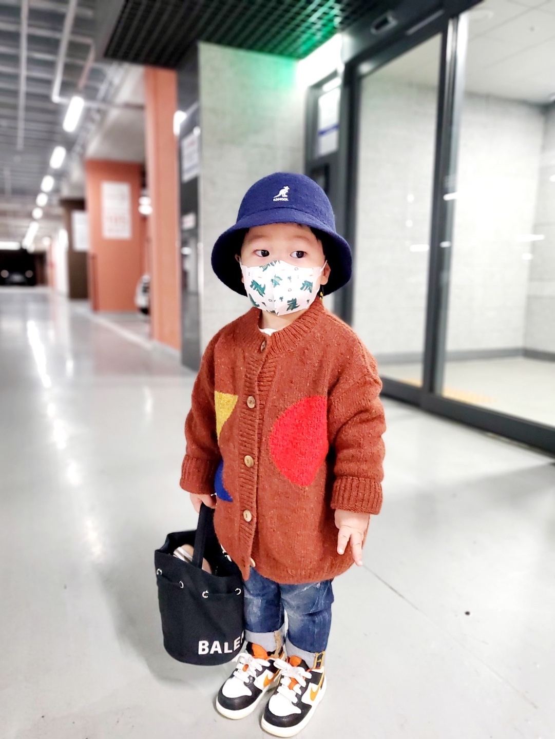 (TD) Nike Dunk Low PRM Halloween, Balenciaga Wheel XS Drawstring Bucket Bag Black White 착용 스타일 - 3