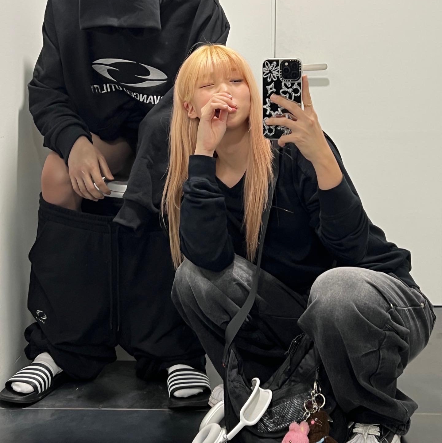 Maison Mihara Yasuhiro Blakey OG Sole Leather Low-top Sneakers Black, Apple AirPods Max Lightning Silver (Korean Ver.) 착용 스타일 - 1