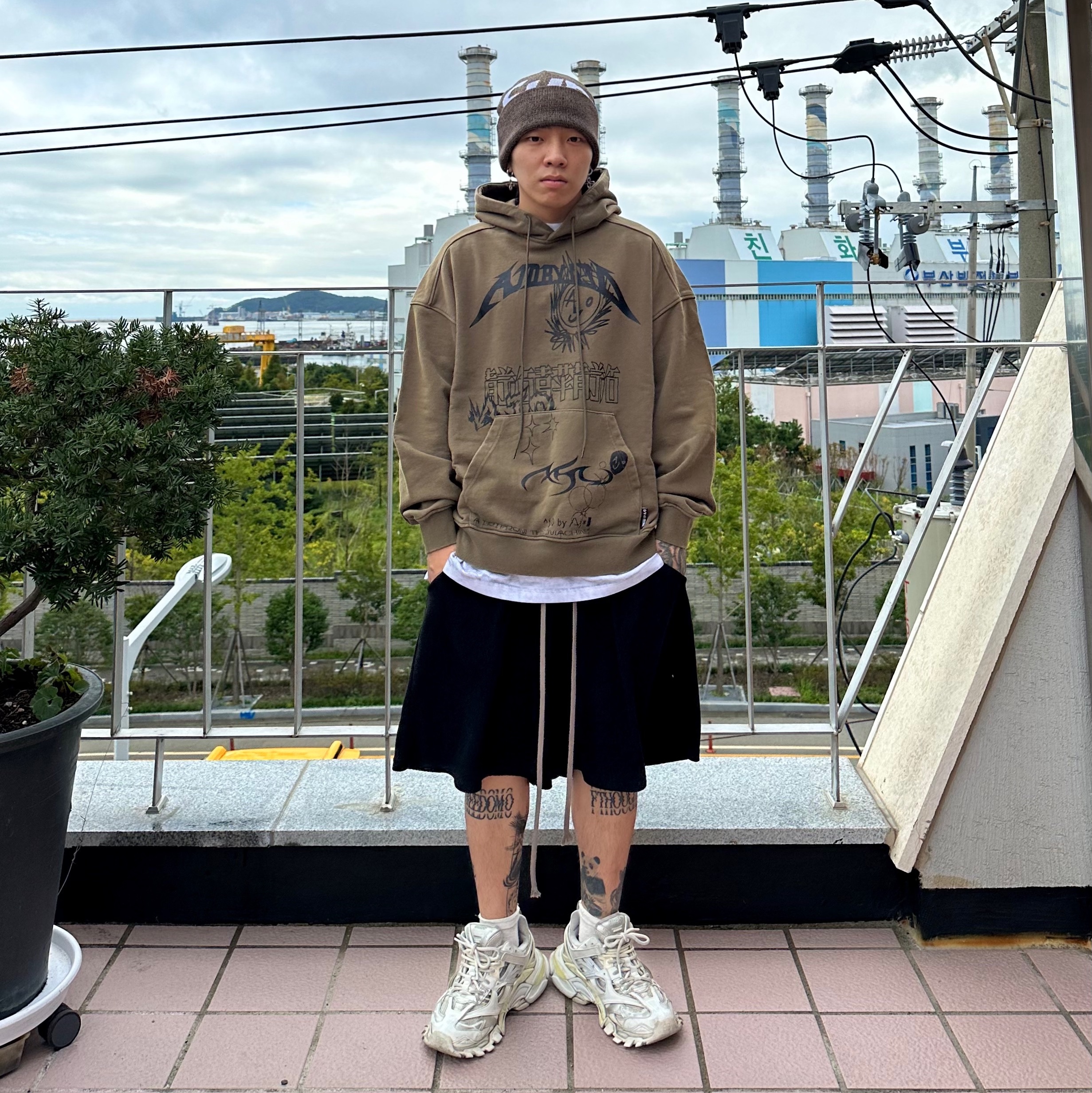 Balenciaga Track.2 Sneakers White 착용 스타일 - 2