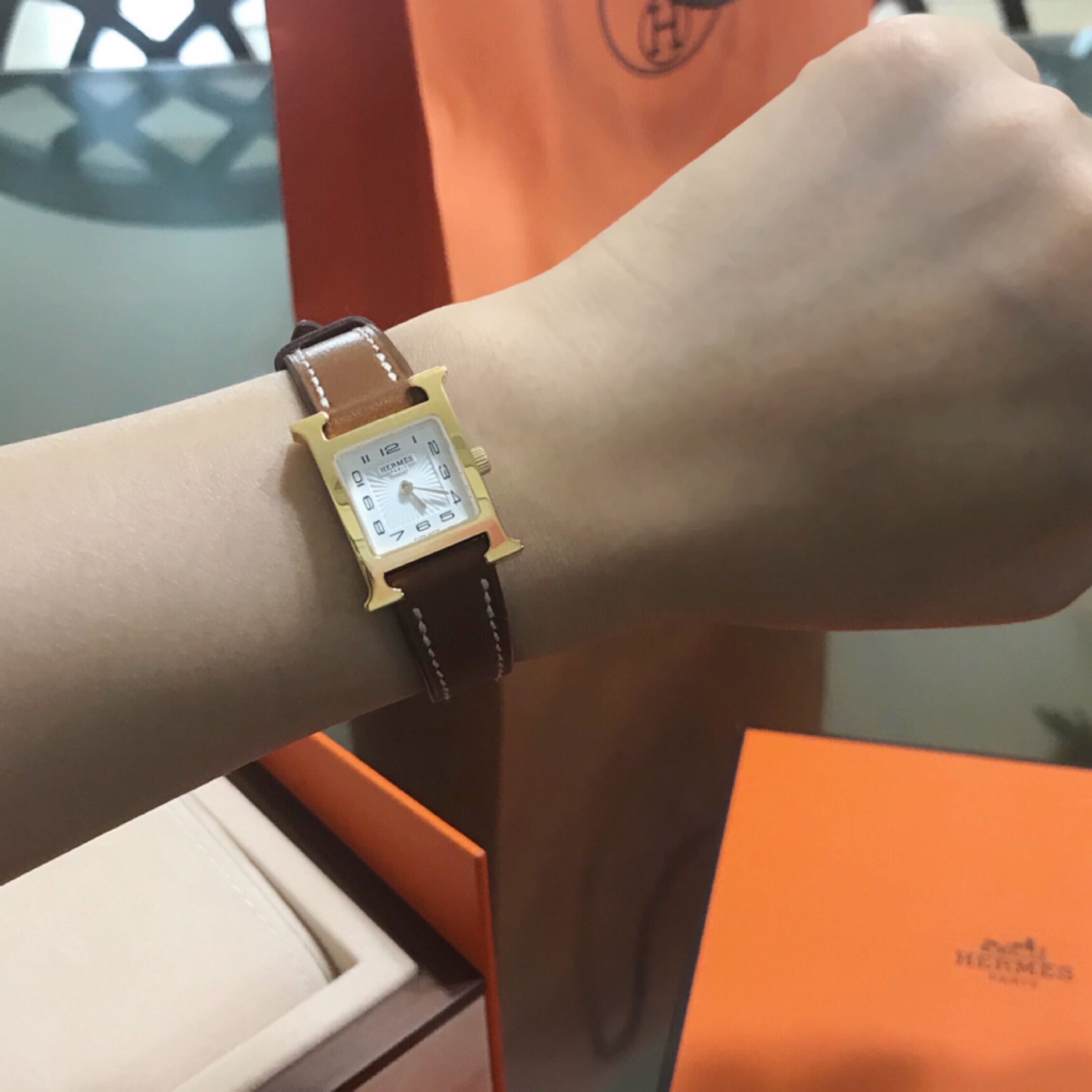 Hermes Heure H Watch Small Etoupe Swift Strap & Yellow Gold Steel 착용 스타일