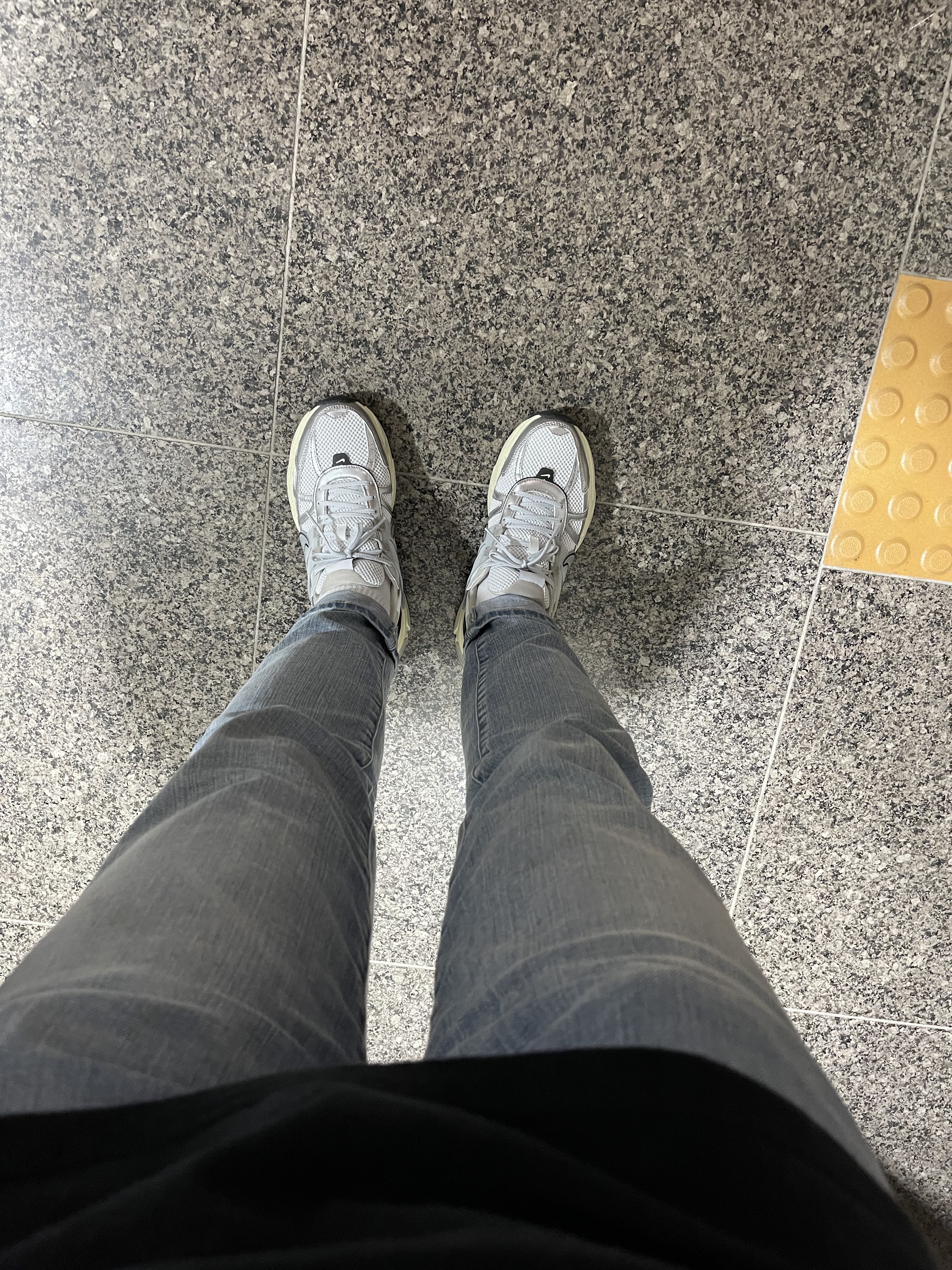 Nike V2K Run Summit White Metallic Silver 착용 스타일 - 1