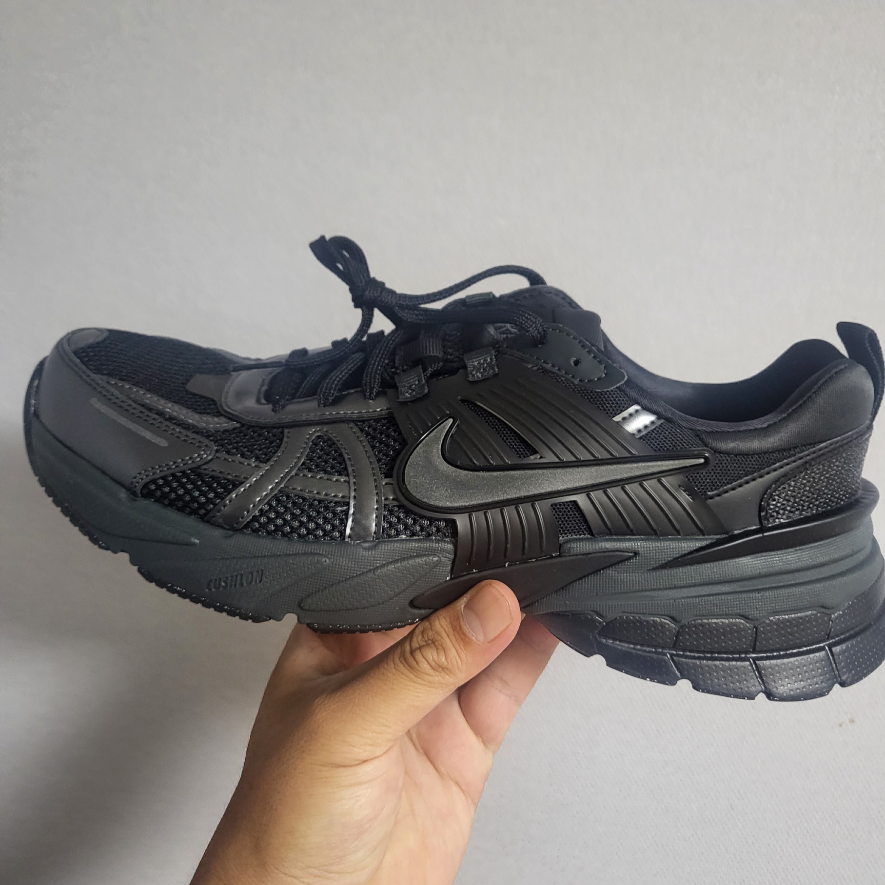Nike V2K Run Black Anthracite 착용 스타일