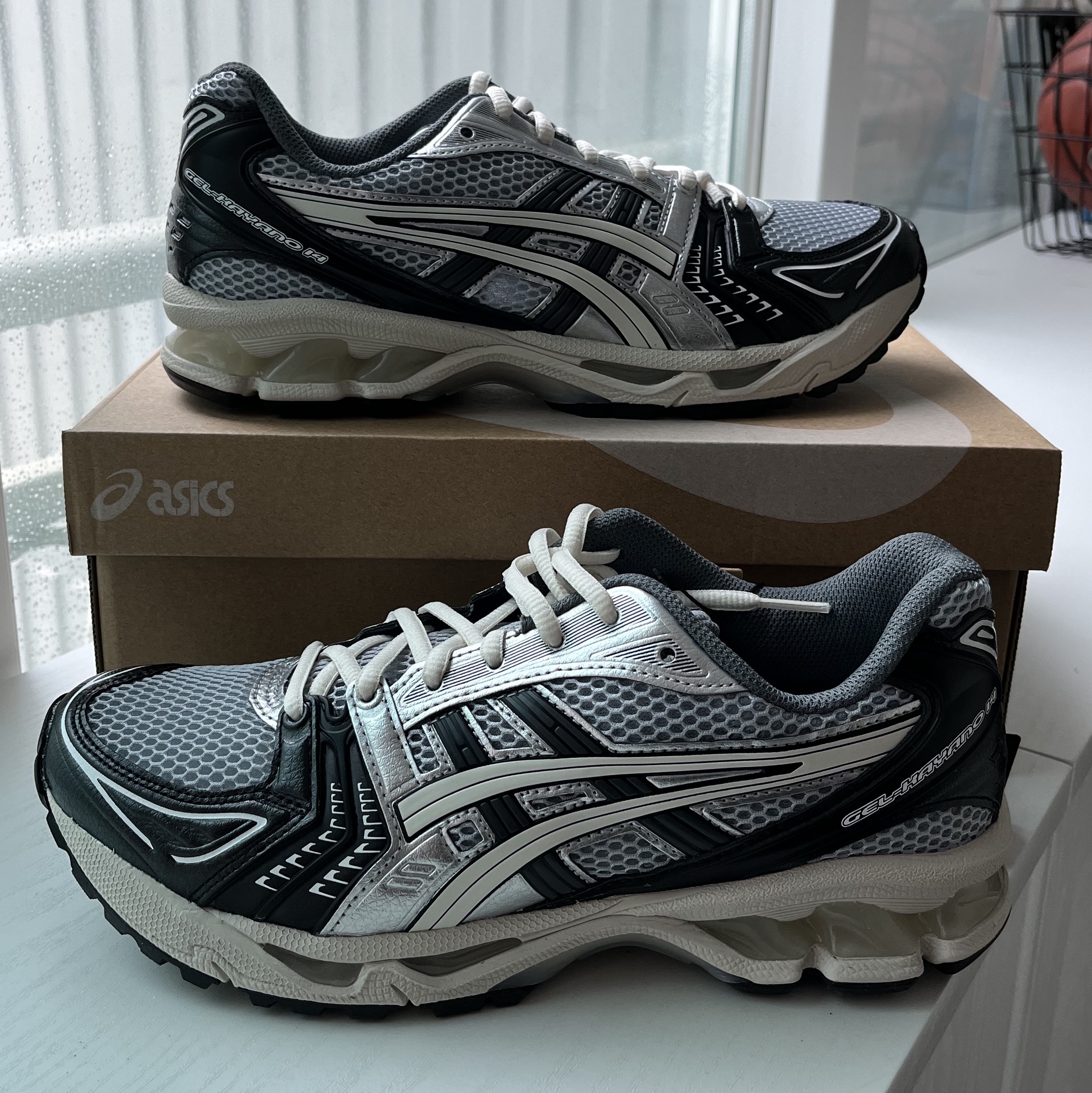 Asics Gel-Kayano 14 Black Glacier Grey 착용 스타일