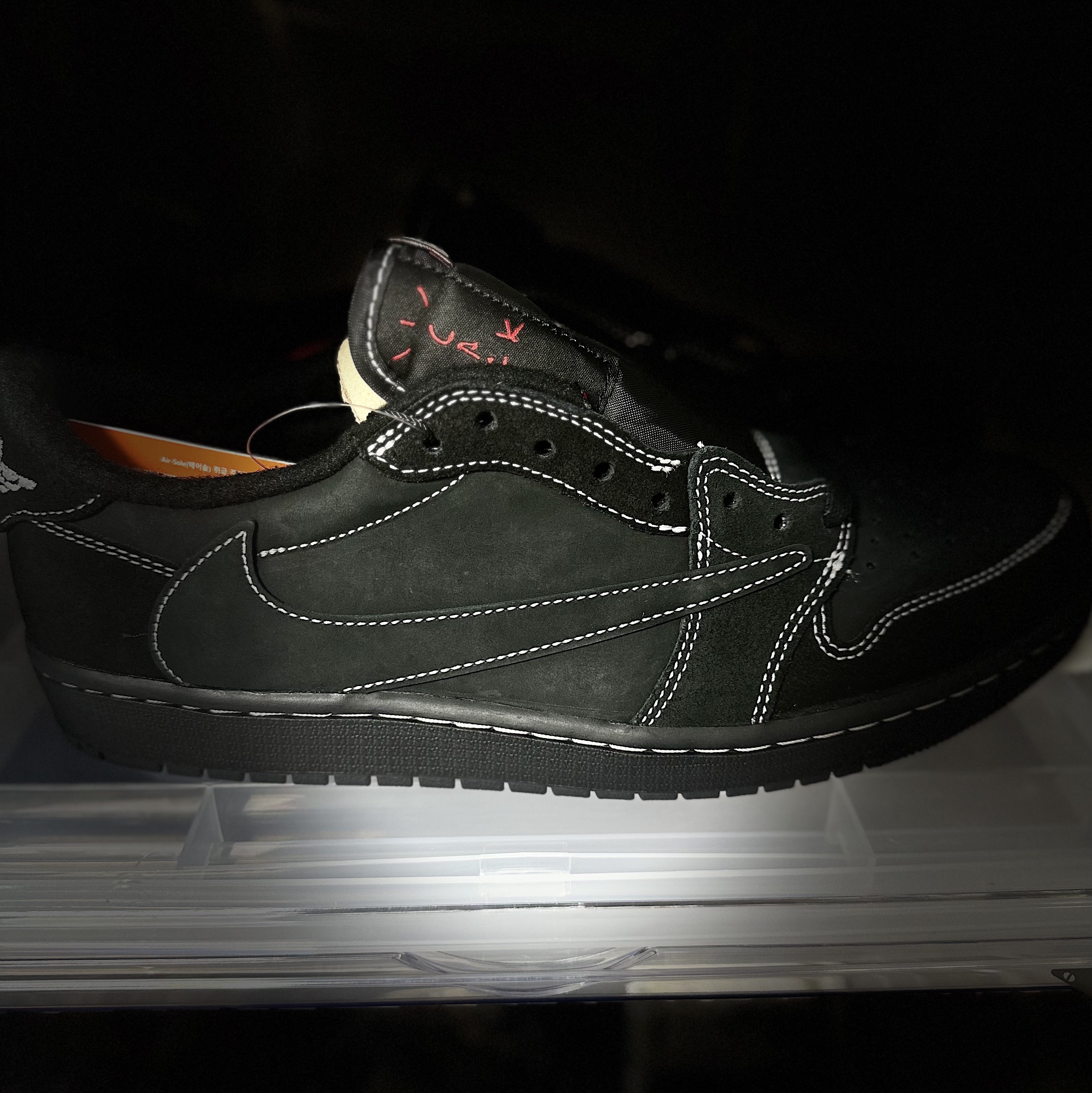 Jordan 1 x Travis Scott Retro Low OG SP Black Phantom 착용 스타일 - 4