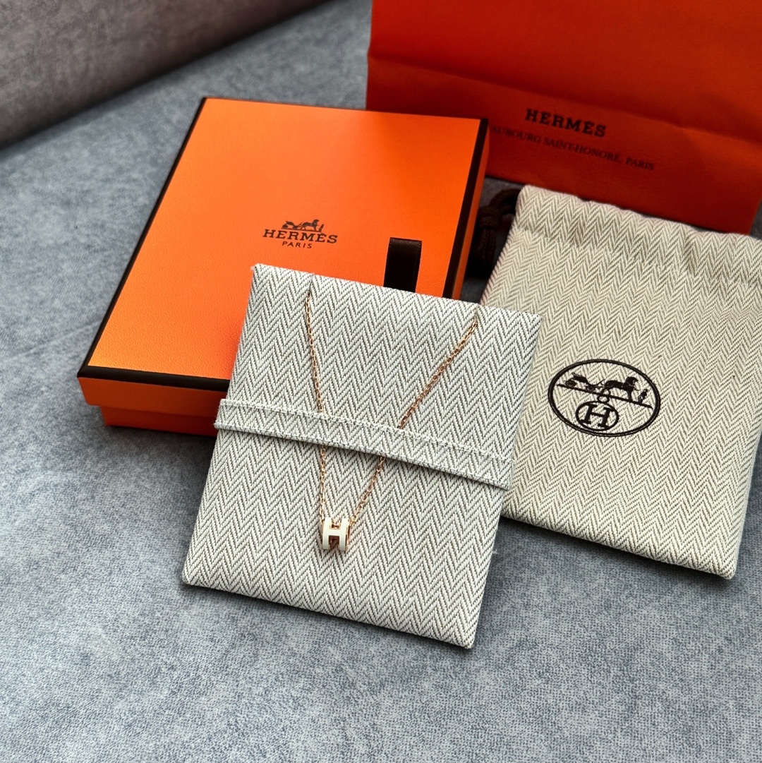 (W) Hermes Mini Pop H Pendant Rose Gold & Blanc 착용 스타일 - 2