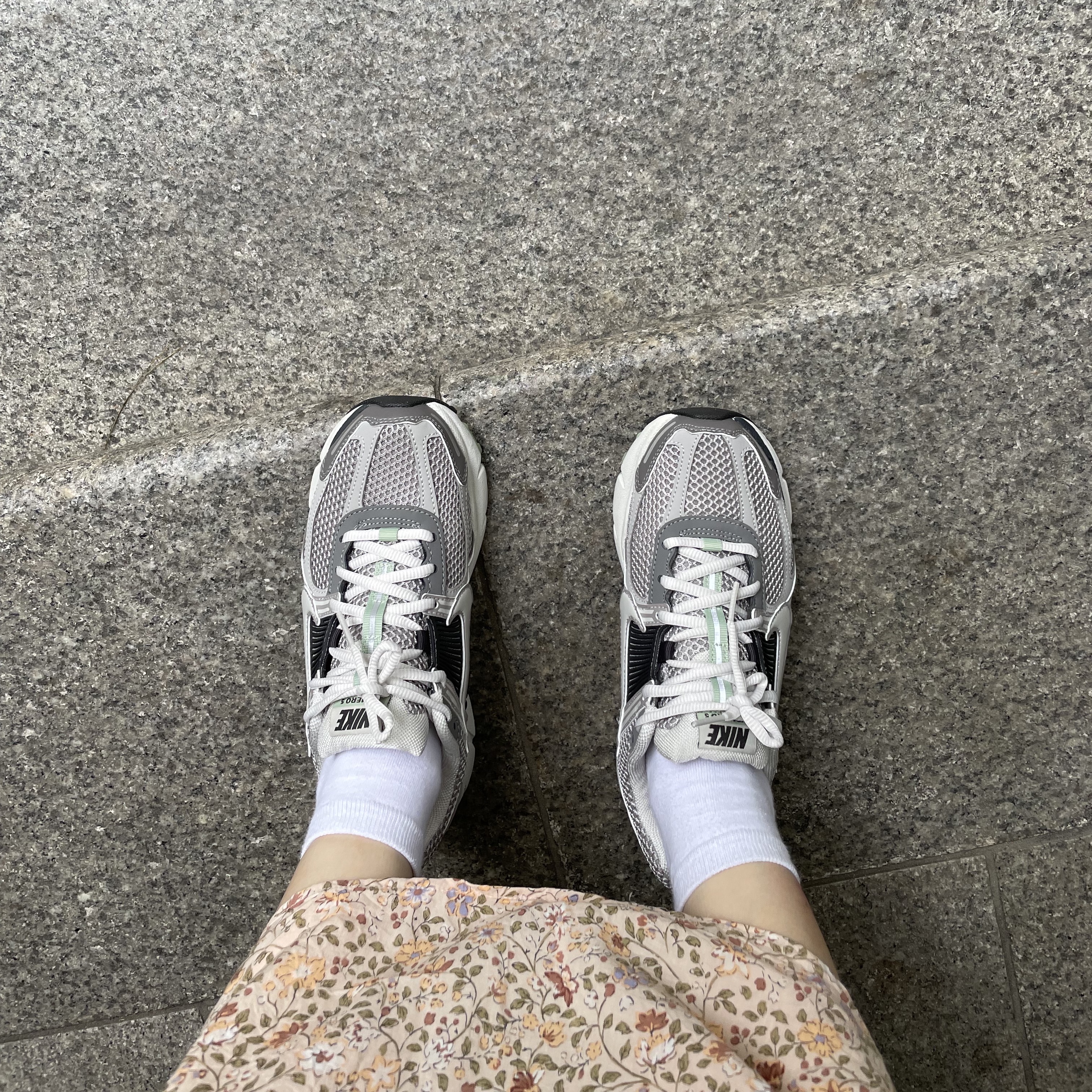 (W) Nike Zoom Vomero 5 Cobblestone and Flat Pewter 착용 스타일