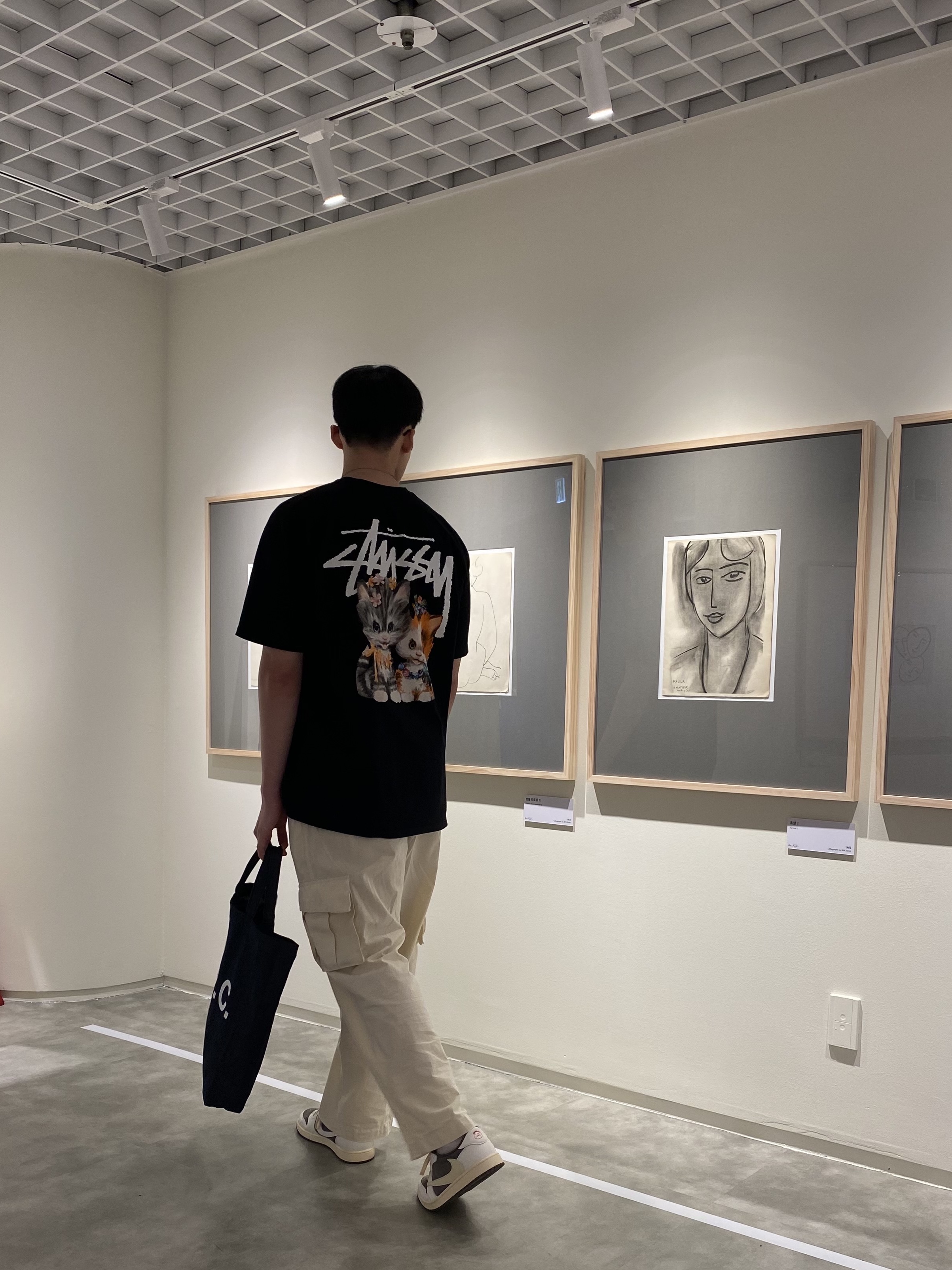 Stussy Kittens T-Shirt Black, Jordan 1 x Travis Scott Retro Low OG SP Sail and Ridgerock 착용 스타일 - 2