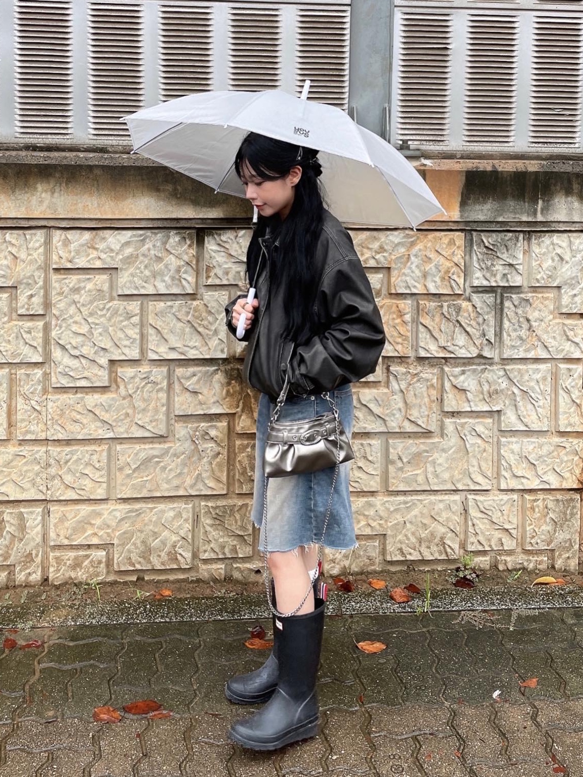 (W) Hunter Play Tall Wellington Rain Boots Black 착용 스타일 - 3